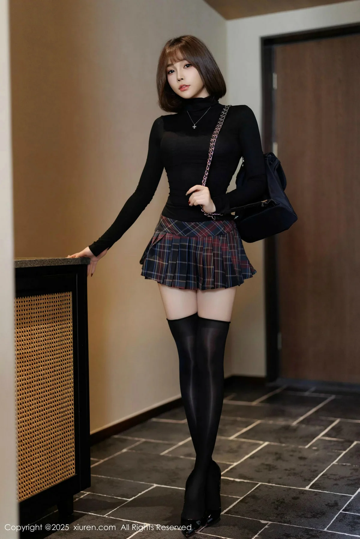 徐莉芝Booty性感格子短裙露蓝色内衣配黑丝袜秀美腿绝美写真 第 35 张
