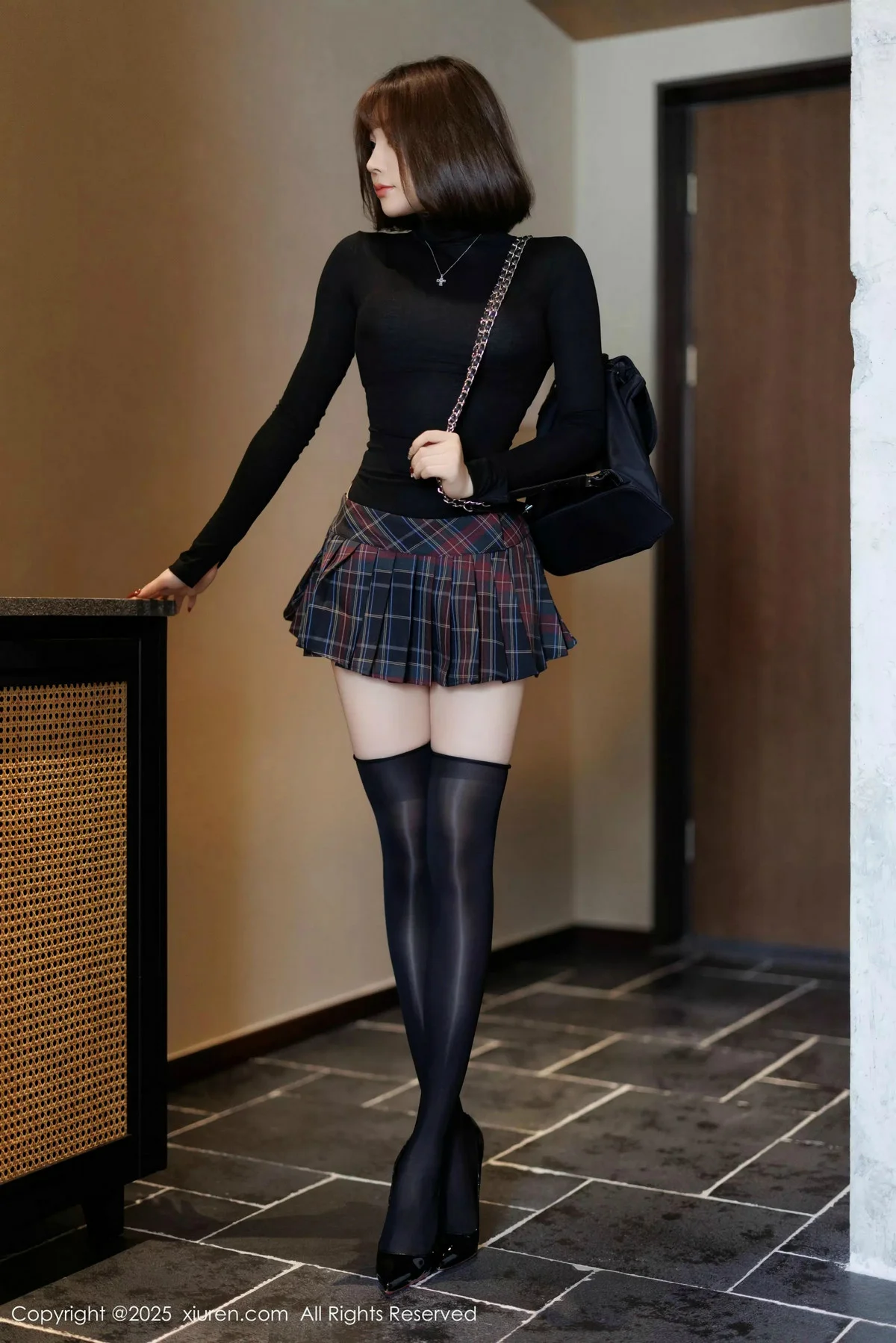 徐莉芝Booty性感格子短裙露蓝色内衣配黑丝袜秀美腿绝美写真 第 37 张