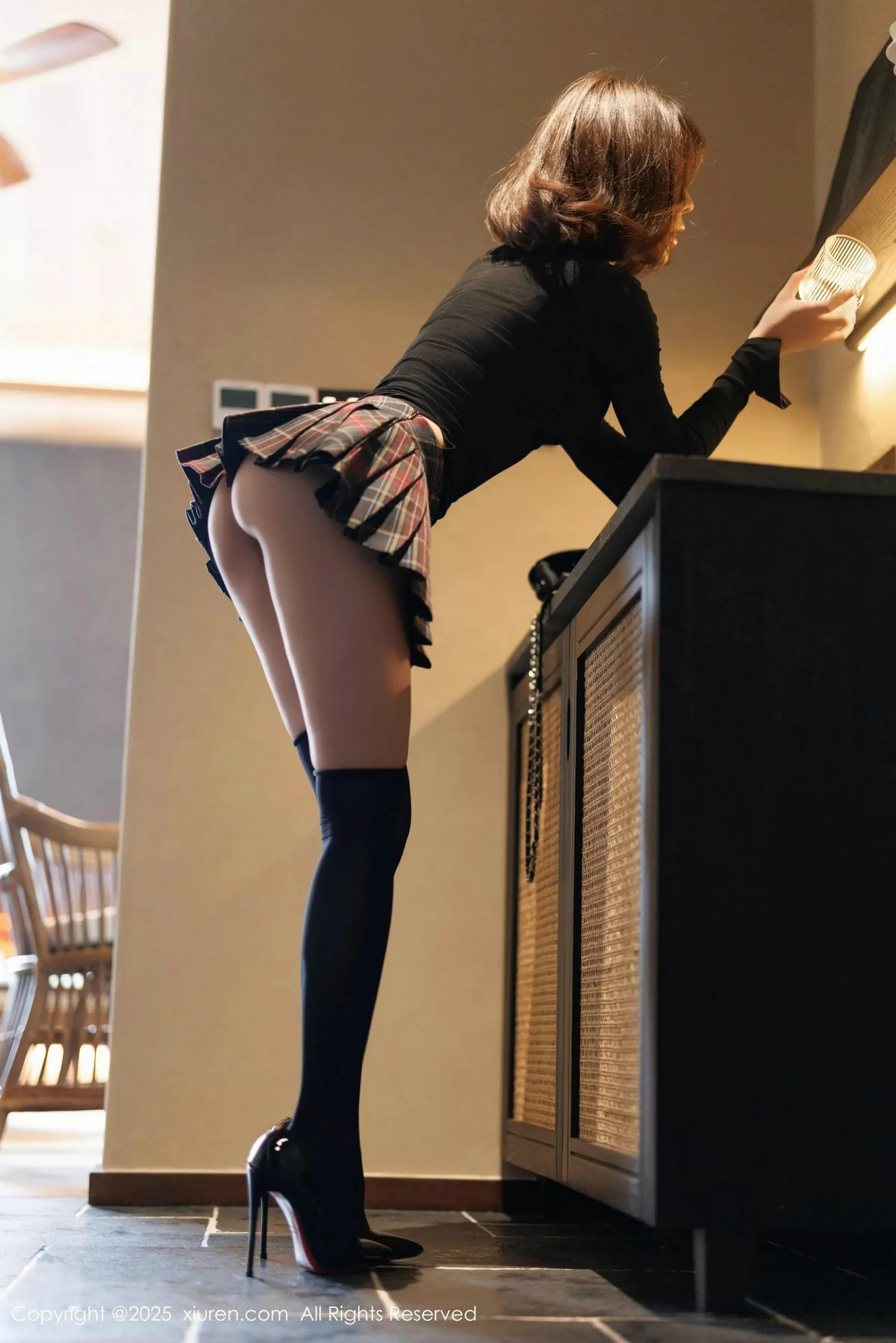 徐莉芝Booty性感格子短裙露蓝色内衣配黑丝袜秀美腿绝美写真 第 45 张