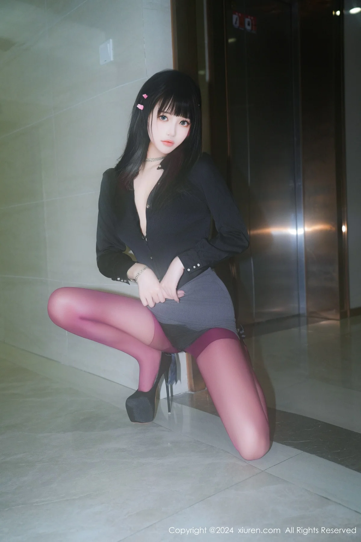 小兔纯纯私房超薄红丝裤袜+灰丝裤袜秀翘臀美腿绝美写真 第 15 张