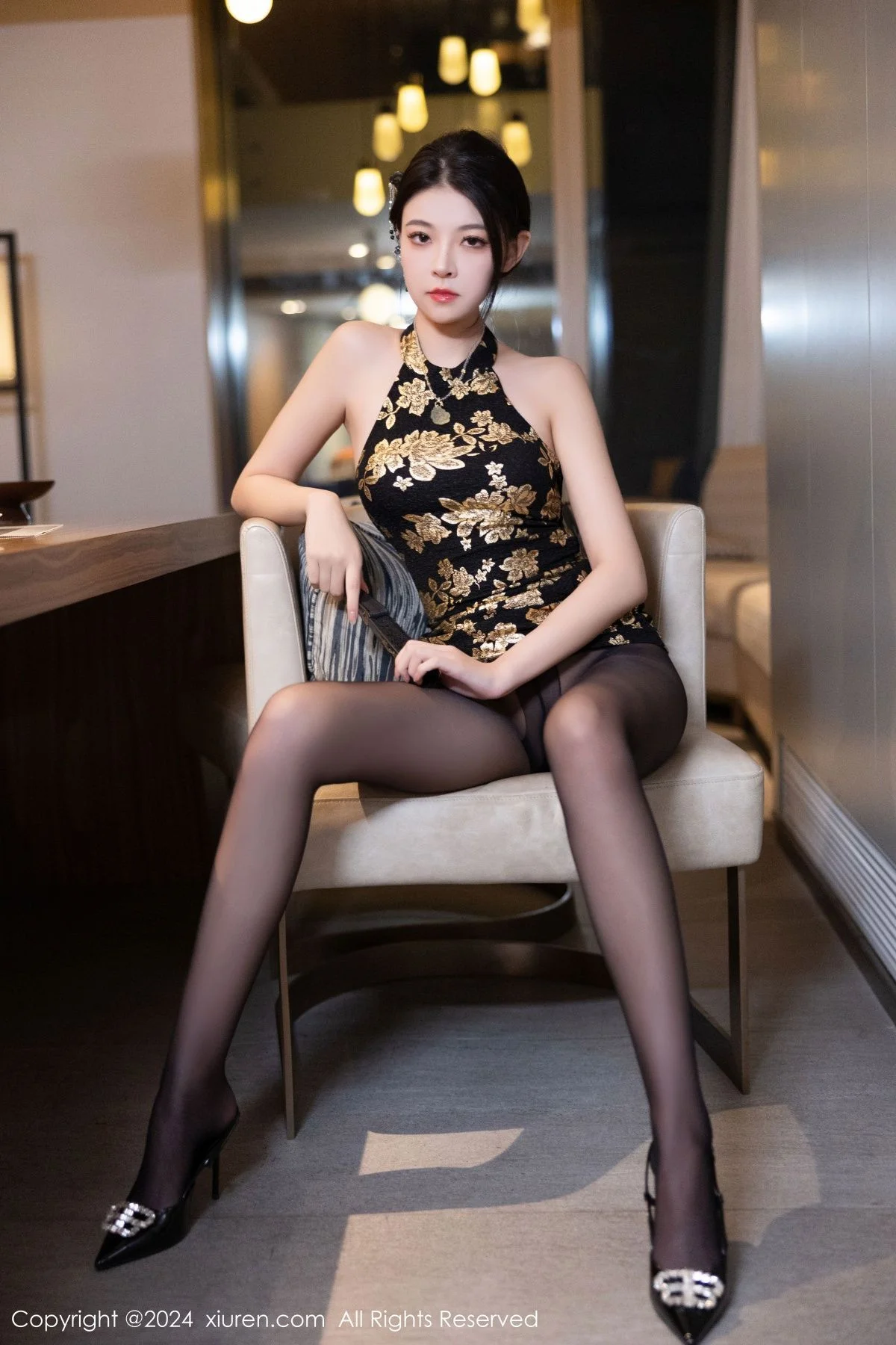初梦瑶性感黑色露肩短款旗袍配超薄黑丝秀翘臀美腿绝美写真 第 29 张