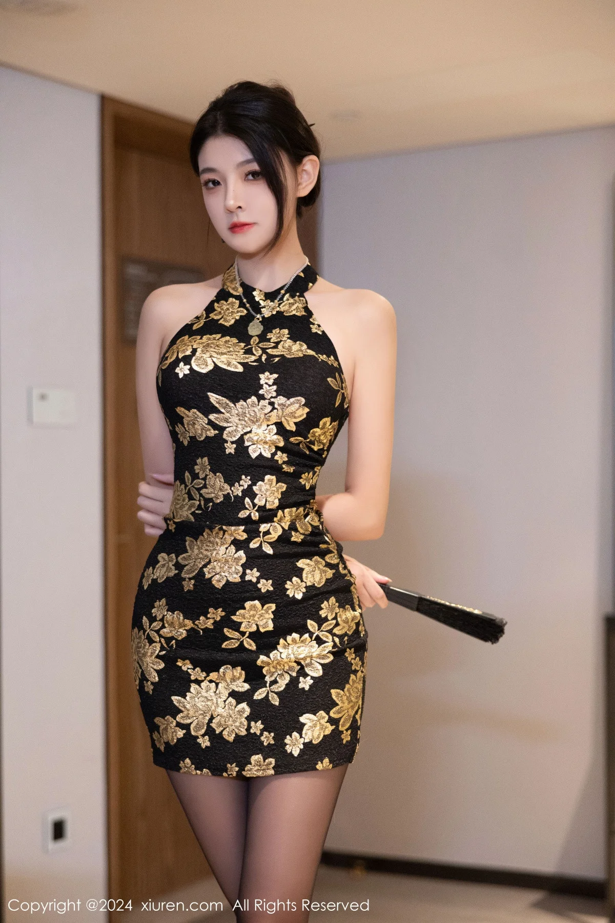 初梦瑶性感黑色露肩短款旗袍配超薄黑丝秀翘臀美腿绝美写真 第 4 张