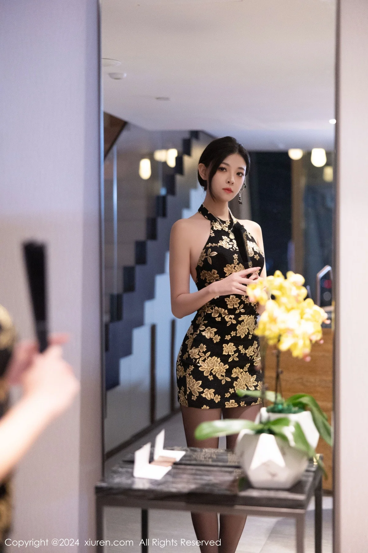 初梦瑶性感黑色露肩短款旗袍配超薄黑丝秀翘臀美腿绝美写真 第 6 张