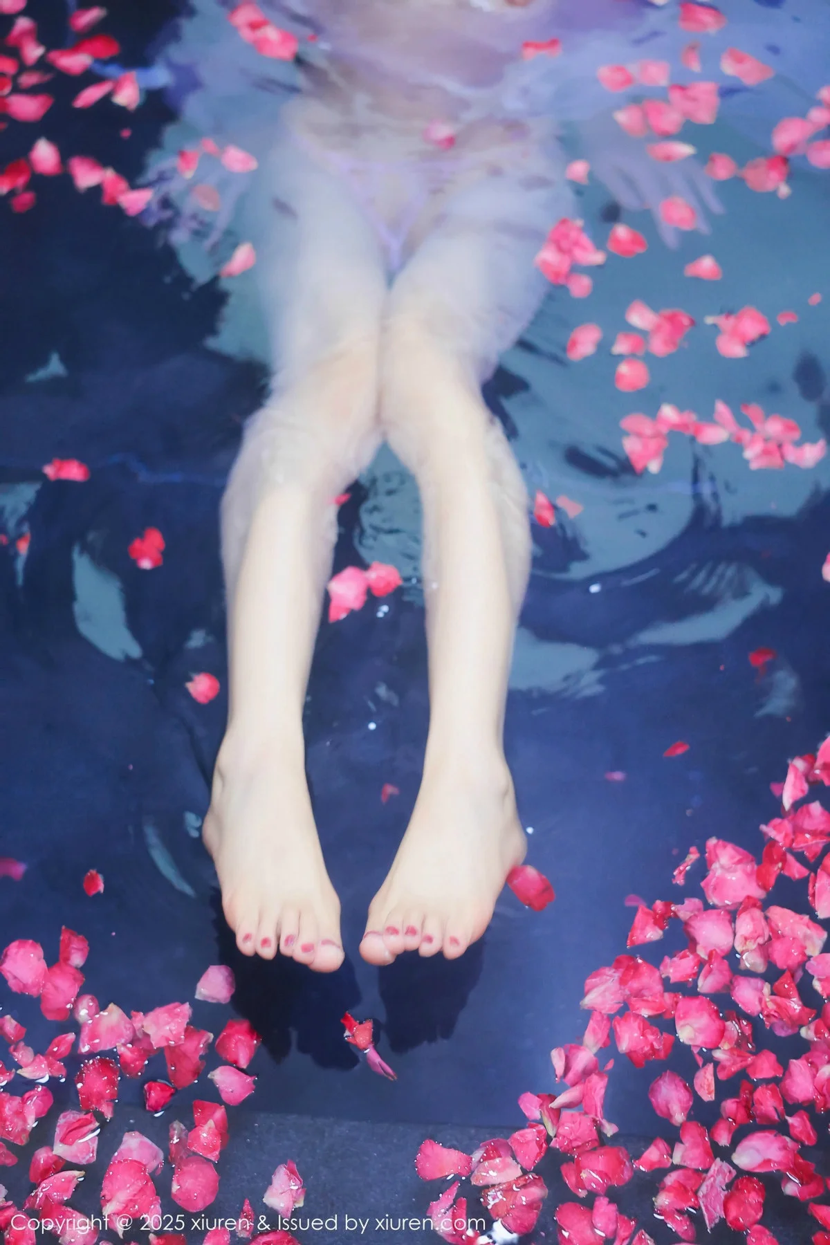 桃妖夭浴池场景性感白色薄纱服饰花瓣浴秀惹火身材绝美写真 第 104 张