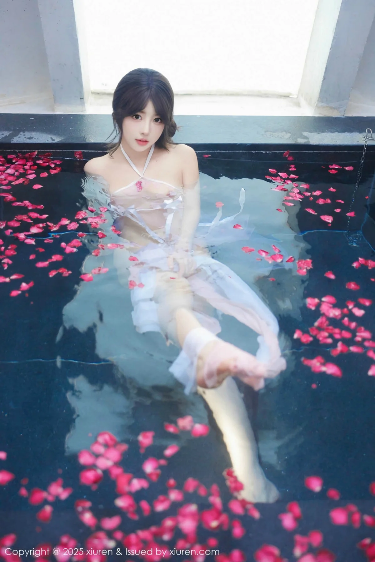 桃妖夭浴池场景性感白色薄纱服饰花瓣浴秀惹火身材绝美写真 第 11 张