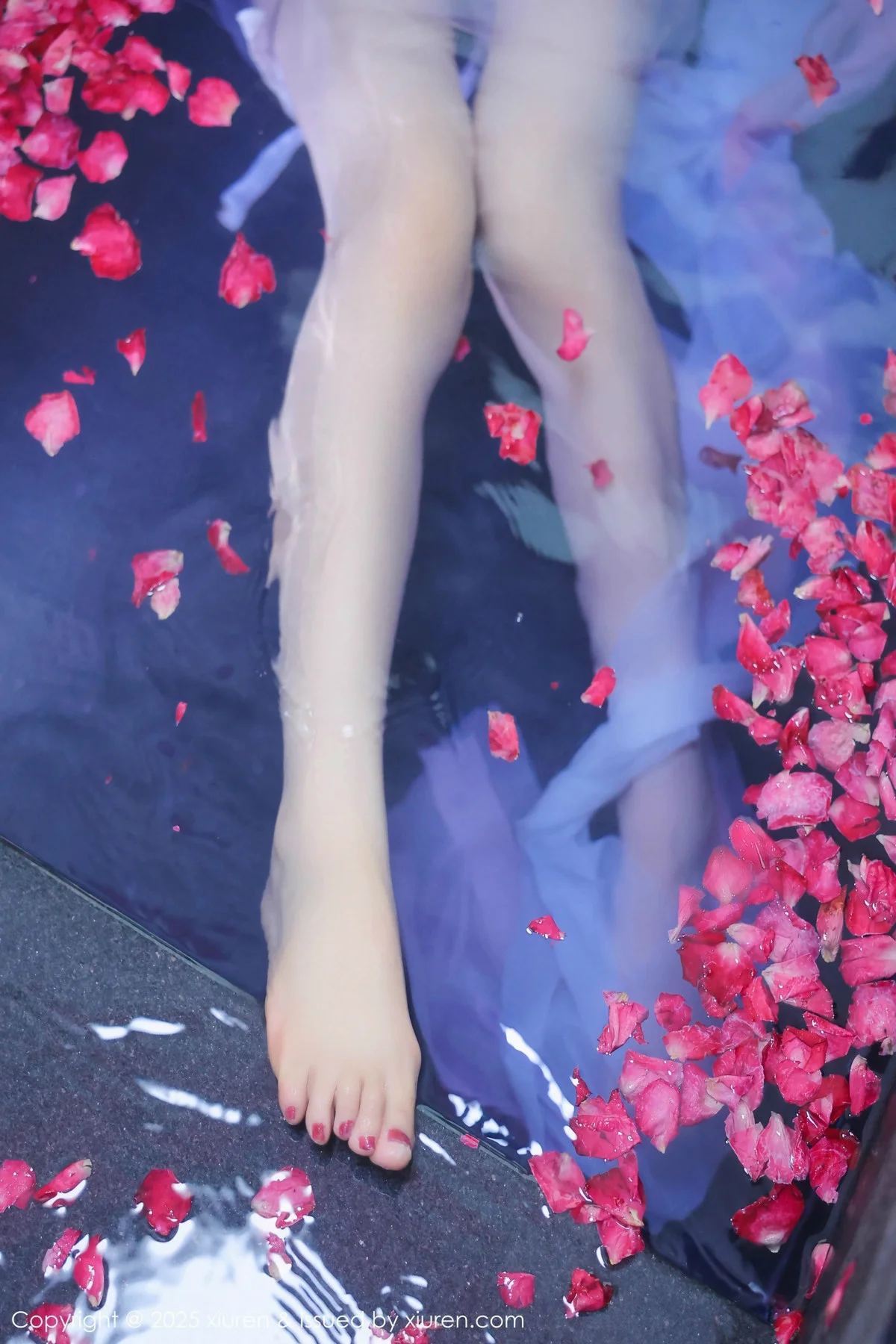 桃妖夭浴池场景性感白色薄纱服饰花瓣浴秀惹火身材绝美写真 第 126 张