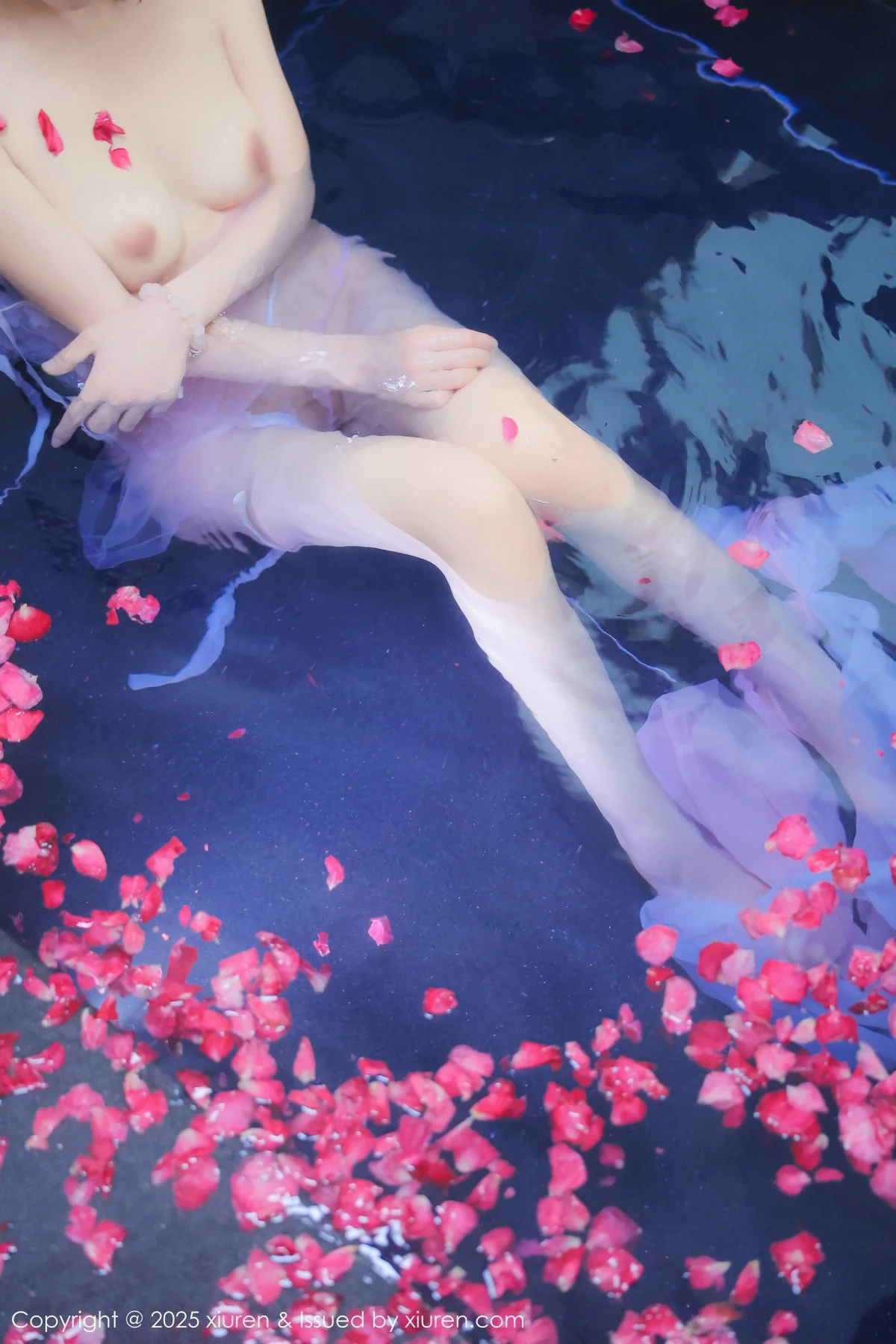 桃妖夭浴池场景性感白色薄纱服饰花瓣浴秀惹火身材绝美写真 第 128 张