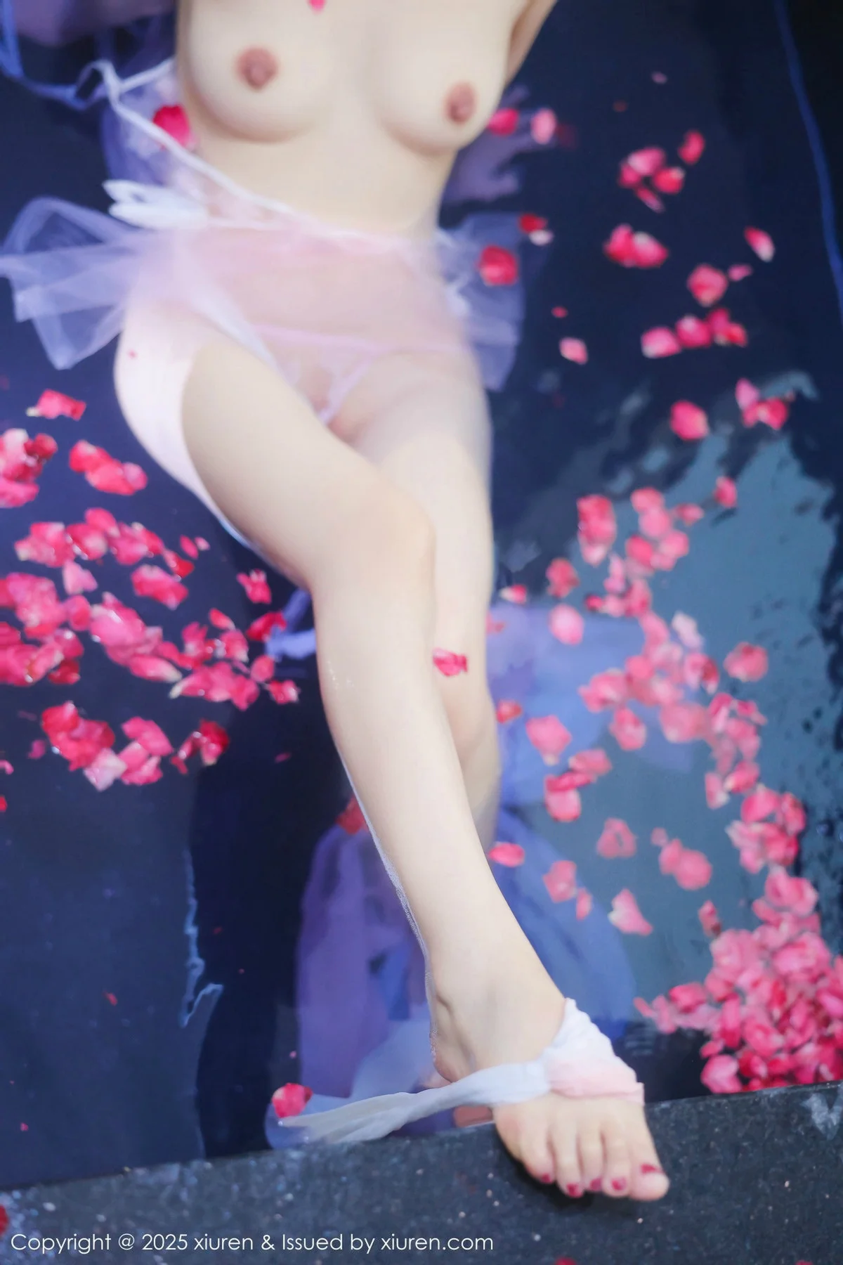 桃妖夭浴池场景性感白色薄纱服饰花瓣浴秀惹火身材绝美写真 第 132 张
