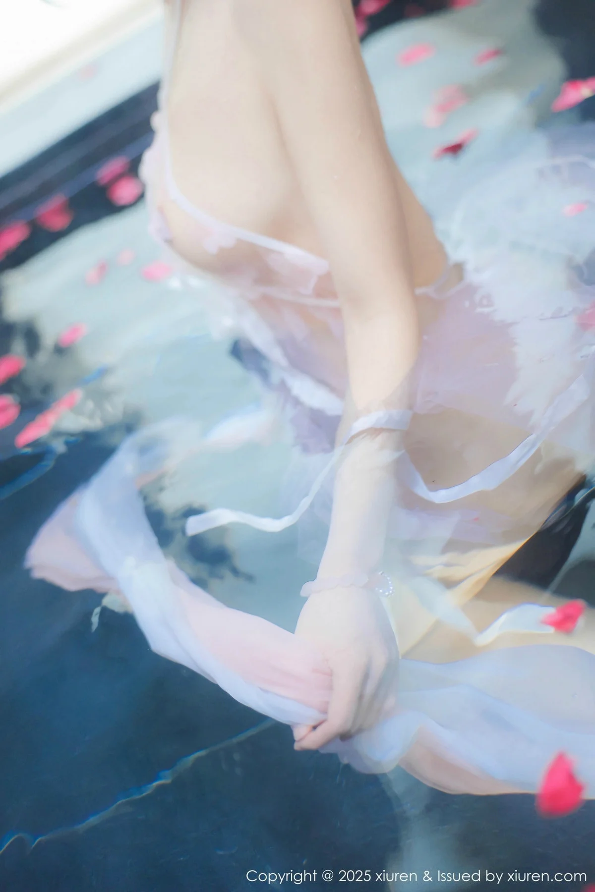 桃妖夭浴池场景性感白色薄纱服饰花瓣浴秀惹火身材绝美写真 第 16 张