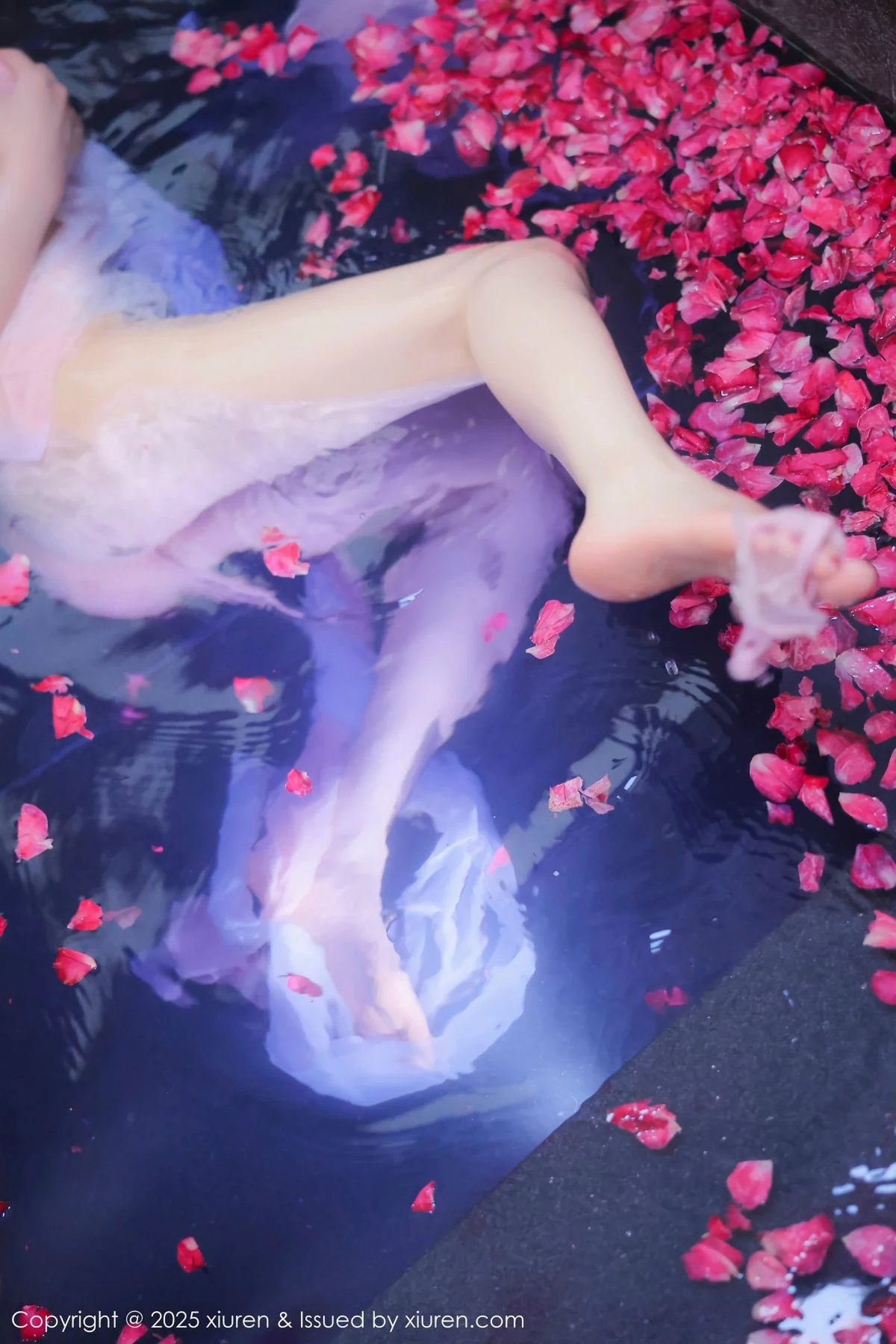 桃妖夭浴池场景性感白色薄纱服饰花瓣浴秀惹火身材绝美写真 第 193 张