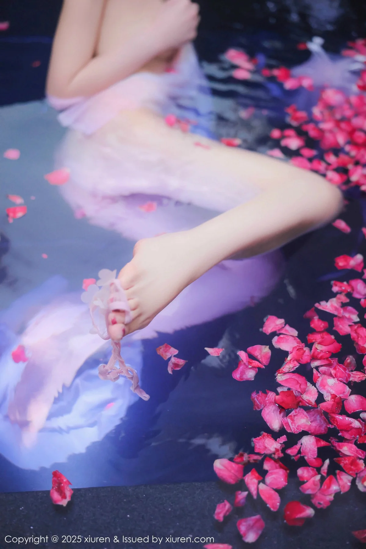 桃妖夭浴池场景性感白色薄纱服饰花瓣浴秀惹火身材绝美写真 第 196 张