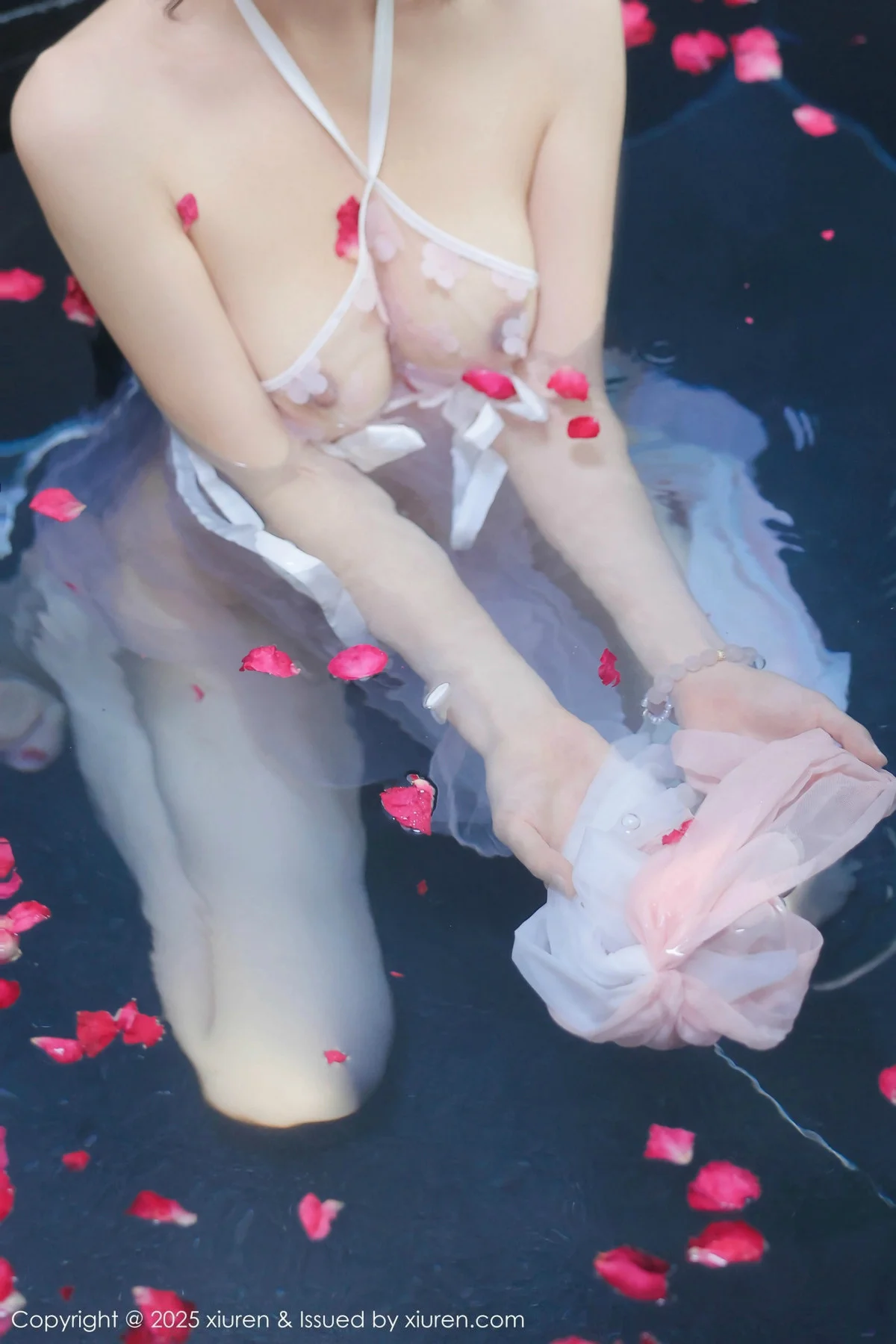 桃妖夭浴池场景性感白色薄纱服饰花瓣浴秀惹火身材绝美写真 第 35 张