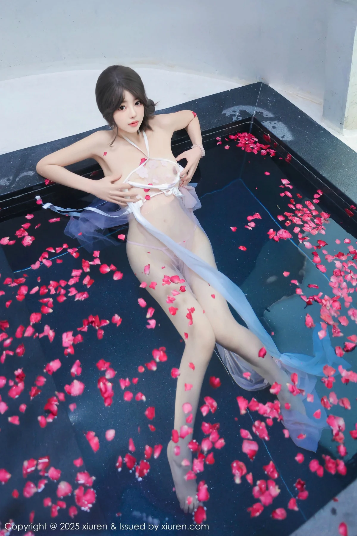 桃妖夭浴池场景性感白色薄纱服饰花瓣浴秀惹火身材绝美写真 第 38 张