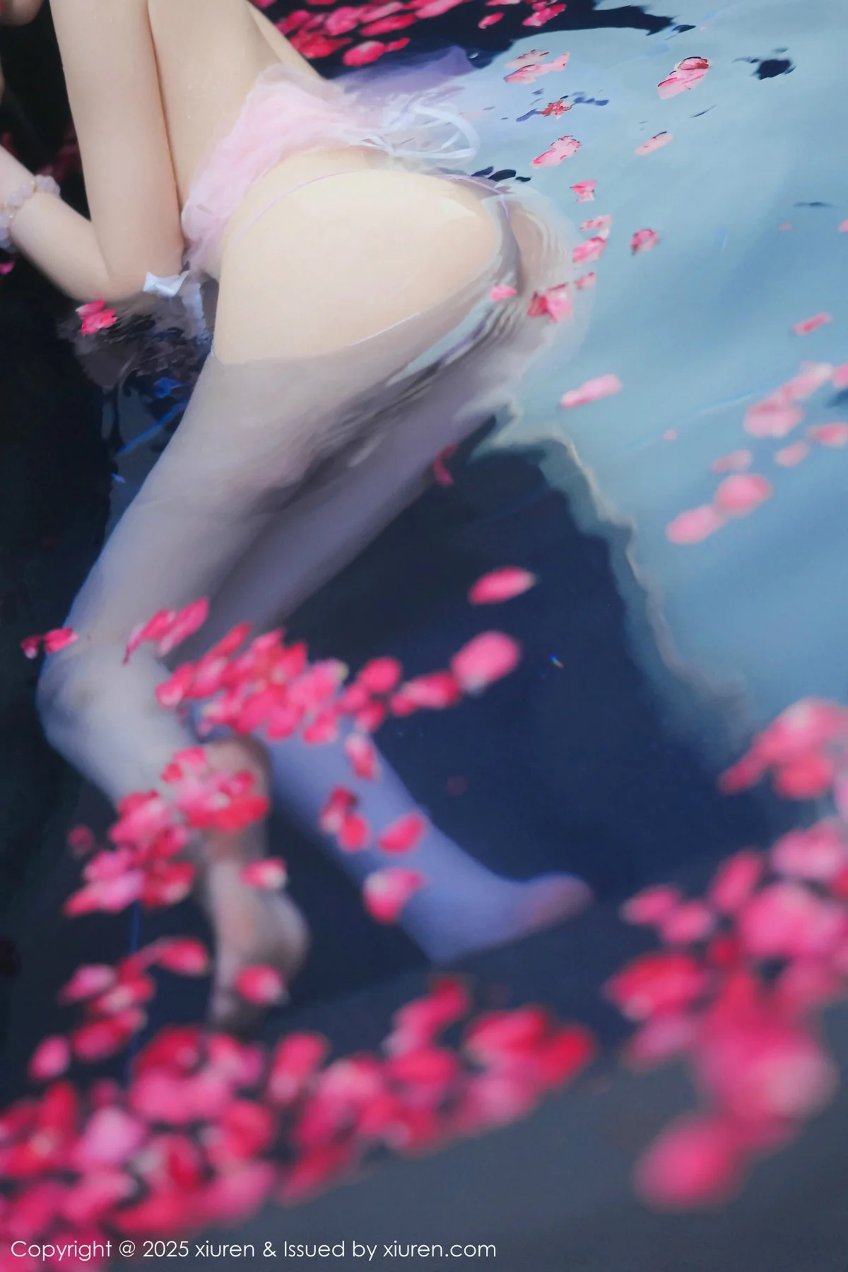 桃妖夭浴池场景性感白色薄纱服饰花瓣浴秀惹火身材绝美写真 第 89 张