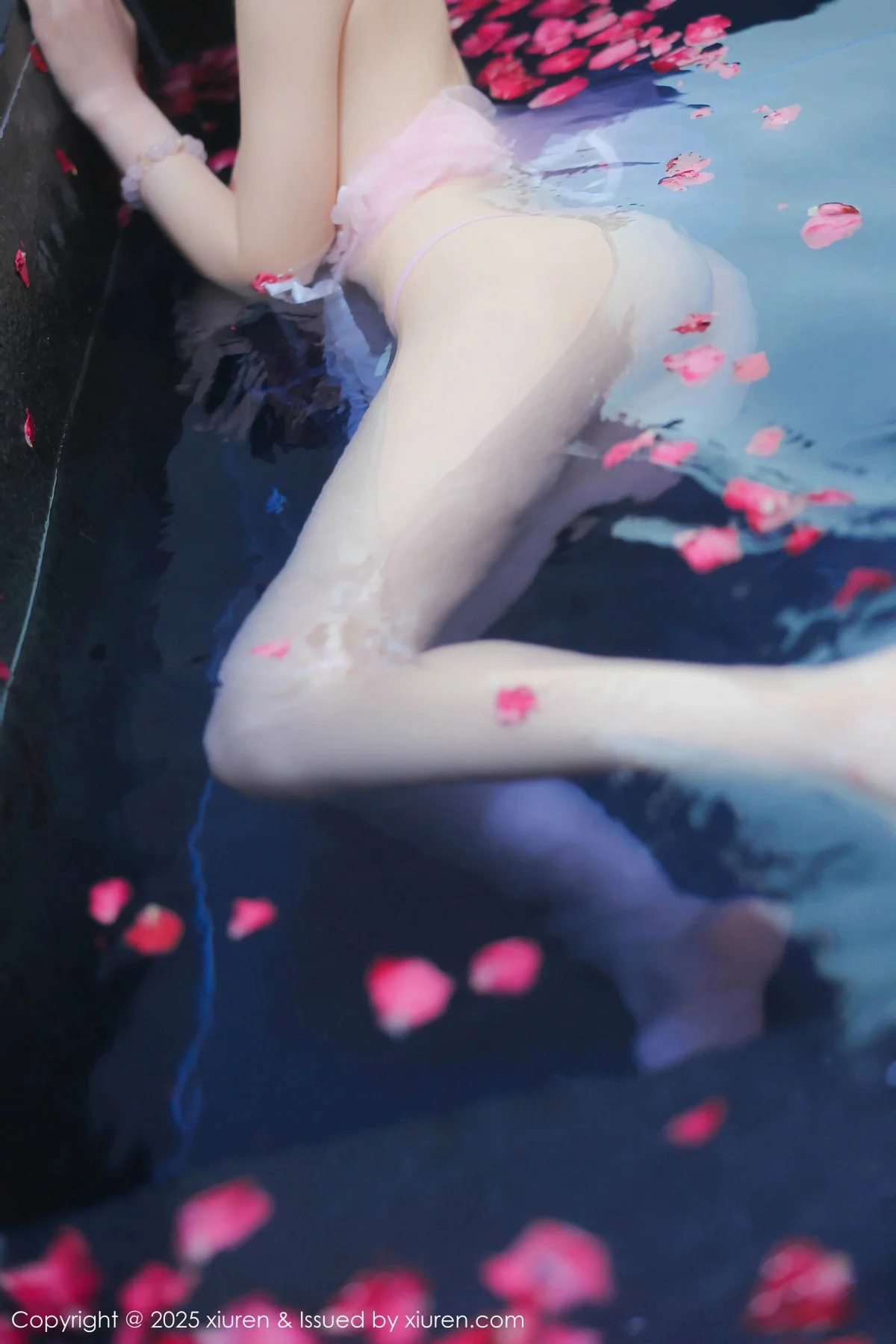桃妖夭浴池场景性感白色薄纱服饰花瓣浴秀惹火身材绝美写真 第 91 张