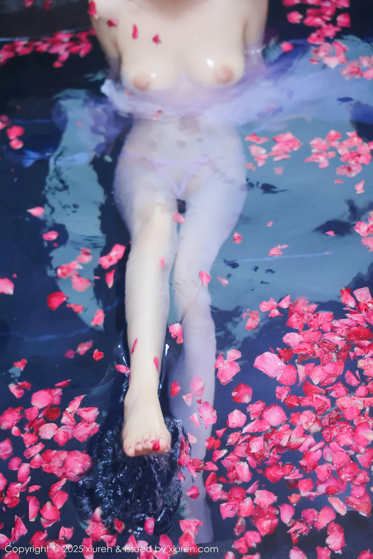 桃妖夭浴池场景性感白色薄纱服饰花瓣浴秀惹火身材绝美写真 第 99 张