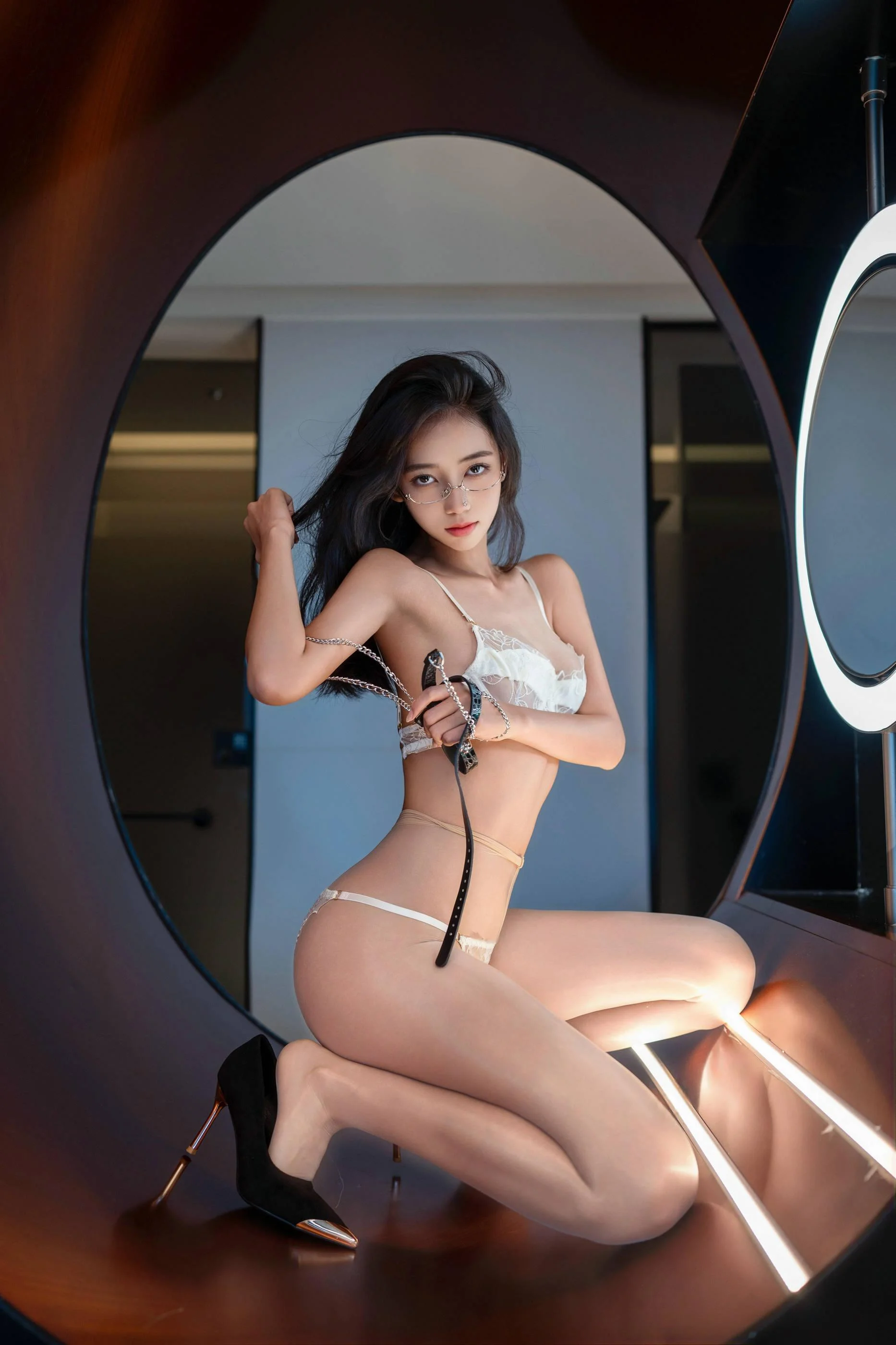 [秀人精选] 时安安 诱人私拍福利 白色情趣内衣 第 28 张