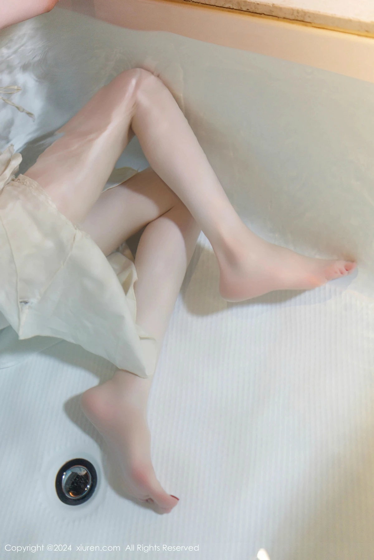 梦心玥性感白色连衣裙露白色内衣秀高挑曼妙身姿绝美写真 第 41 张
