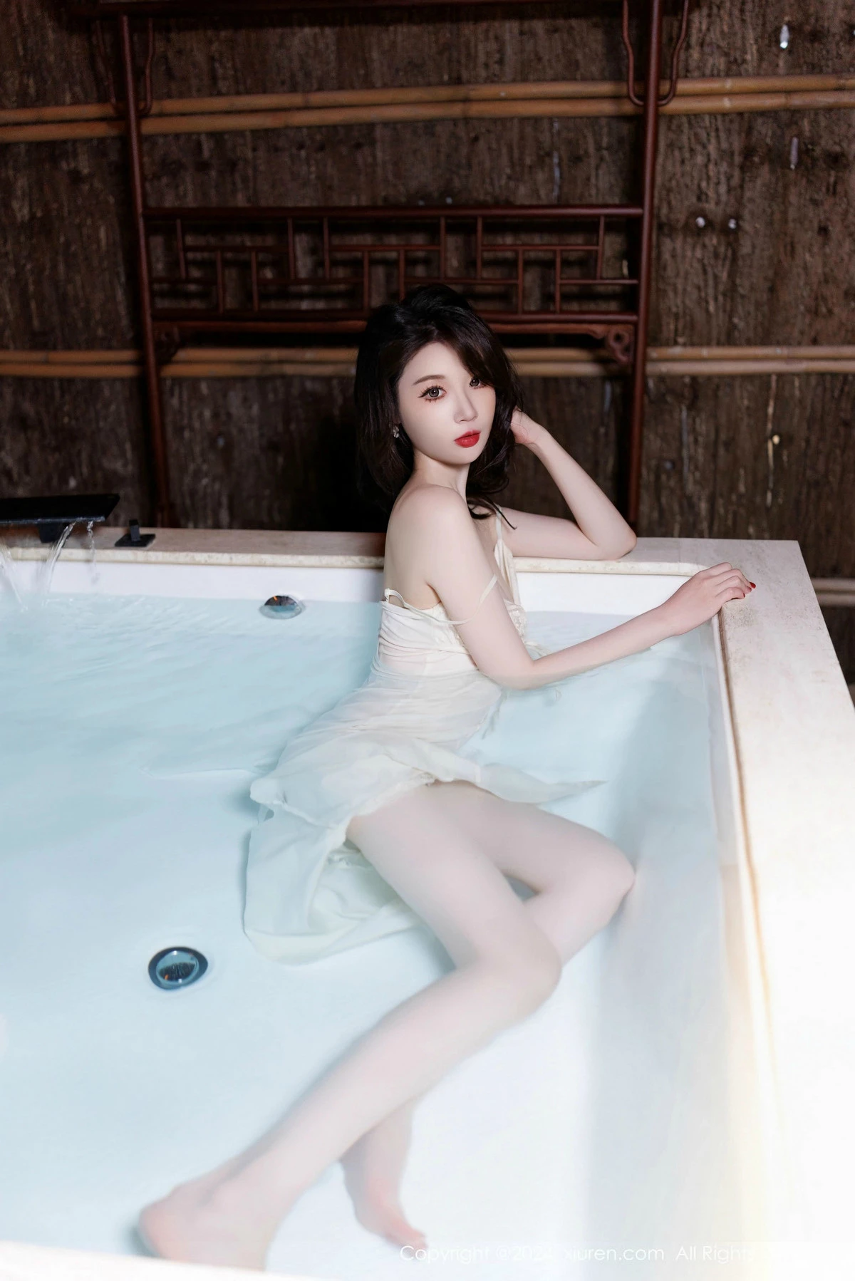 梦心玥性感白色连衣裙露白色内衣秀高挑曼妙身姿绝美写真 第 45 张