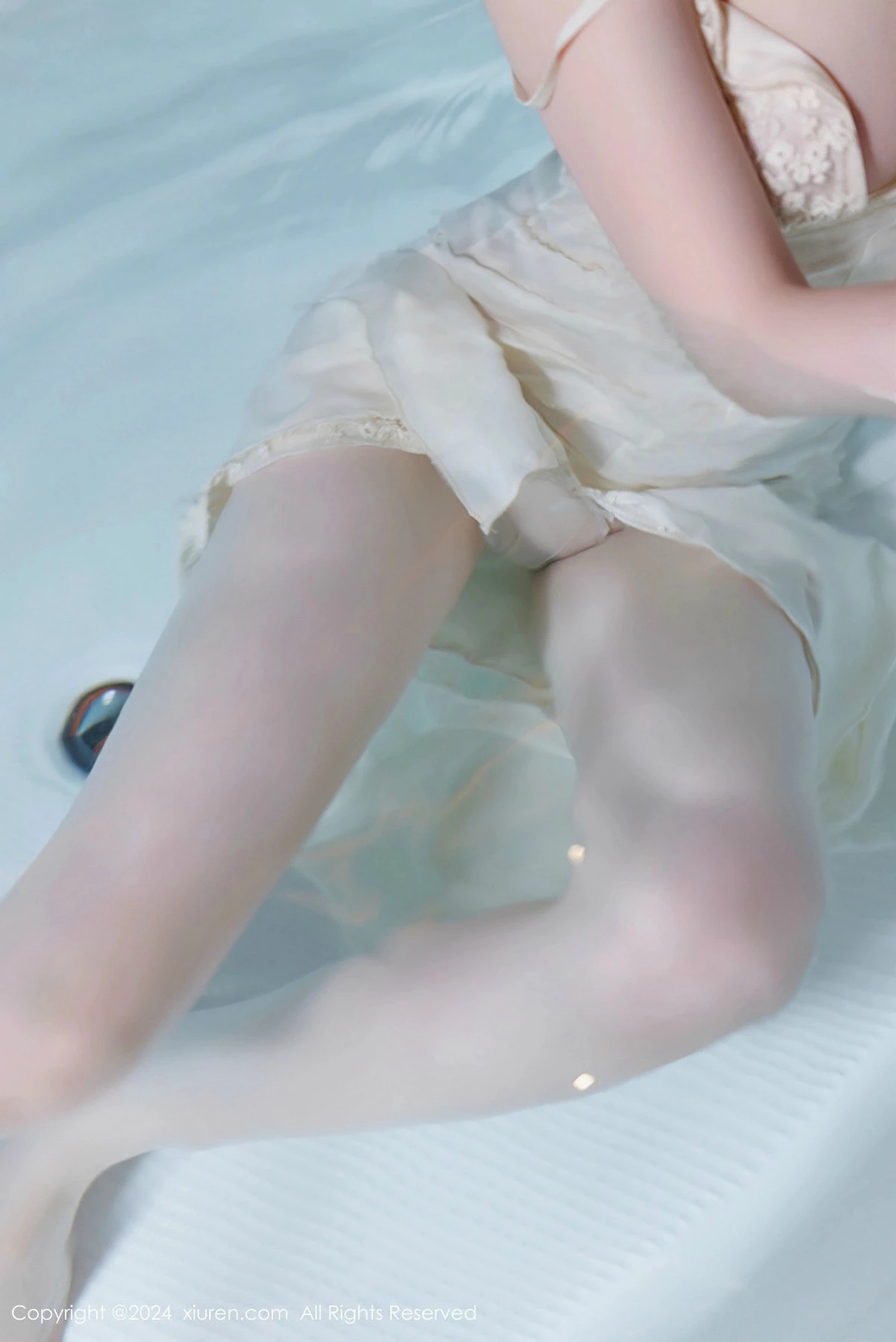 梦心玥性感白色连衣裙露白色内衣秀高挑曼妙身姿绝美写真 第 49 张
