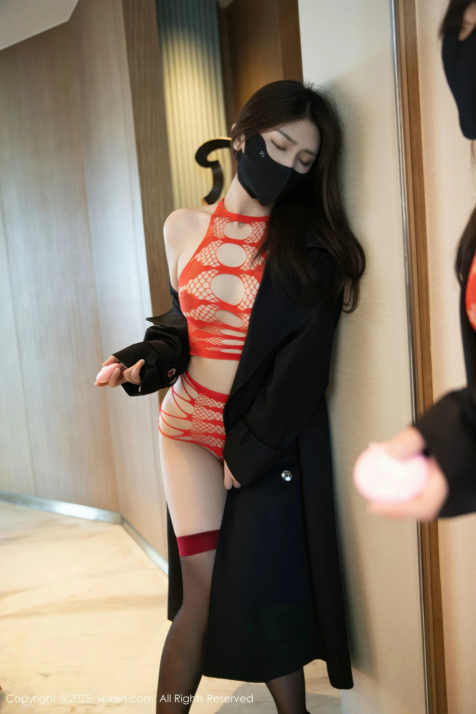 刘婷婷性感黑色风衣露红色情趣内衣秀惹火身材撩人绝美写真 第 16 张