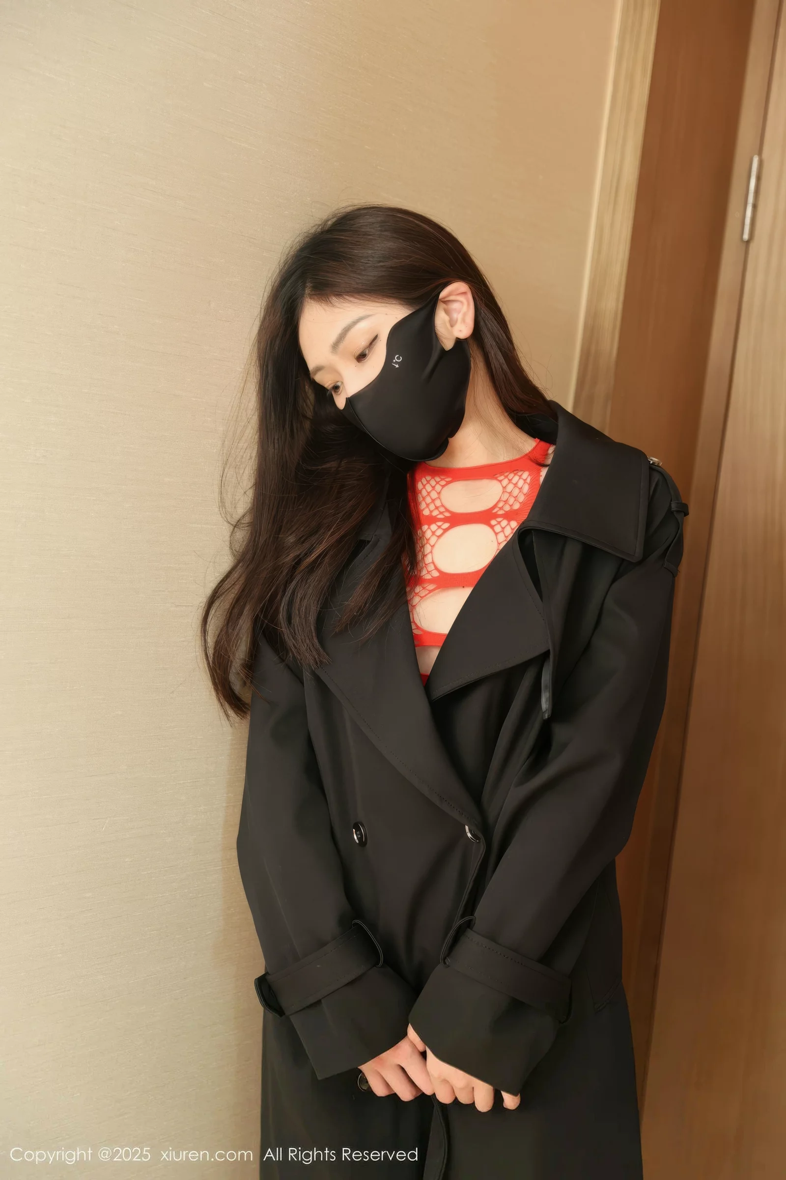 刘婷婷性感黑色风衣露红色情趣内衣秀惹火身材撩人绝美写真 第 6 张