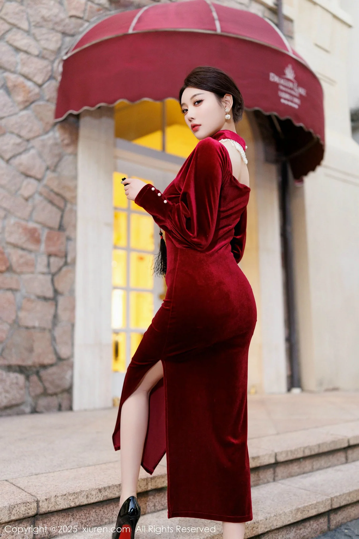 杨晨晨Yome性感深色旗袍+红色蕾丝内衣秀丰腴身材绝美写真 第 15 张