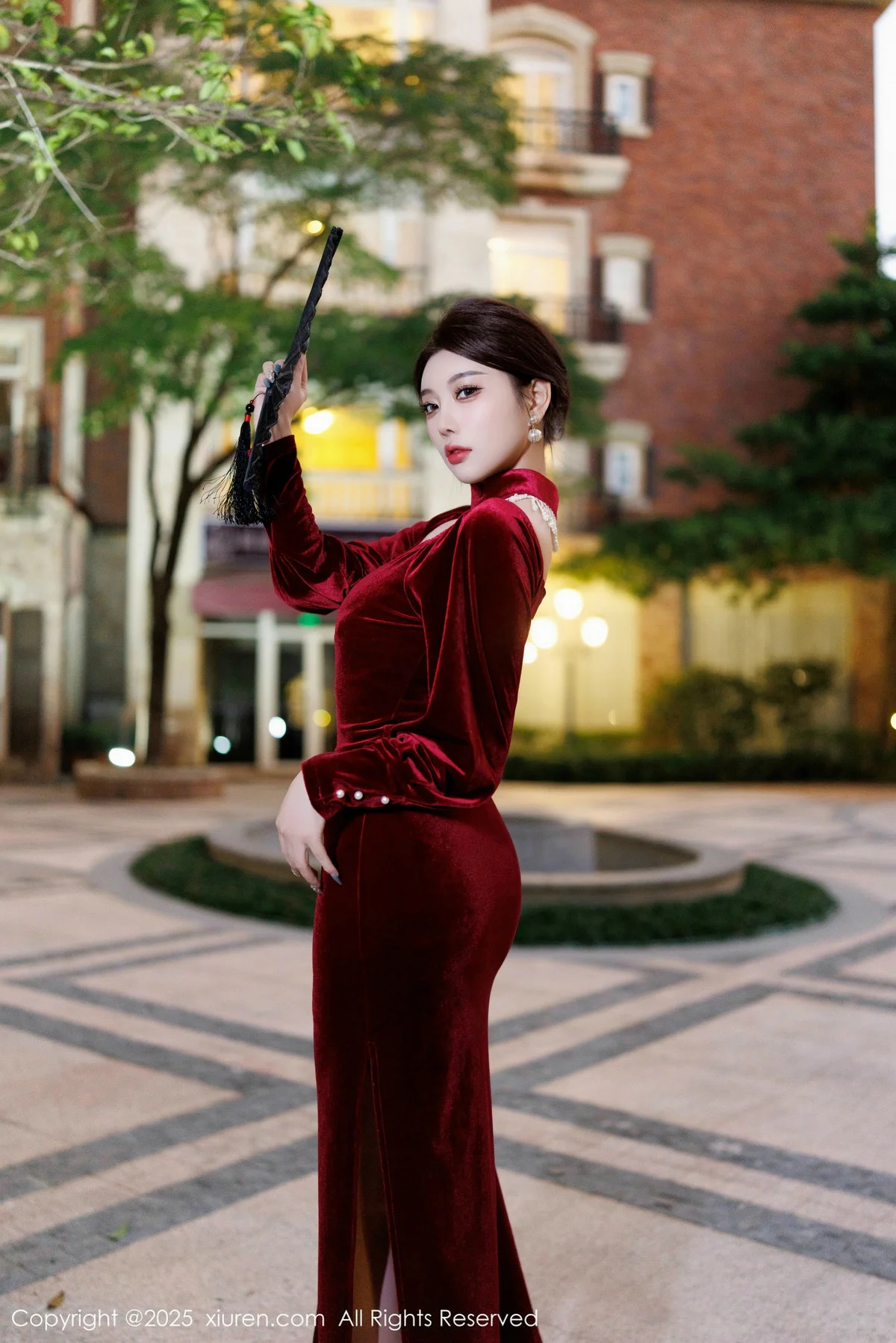 杨晨晨Yome性感深色旗袍+红色蕾丝内衣秀丰腴身材绝美写真 第 23 张