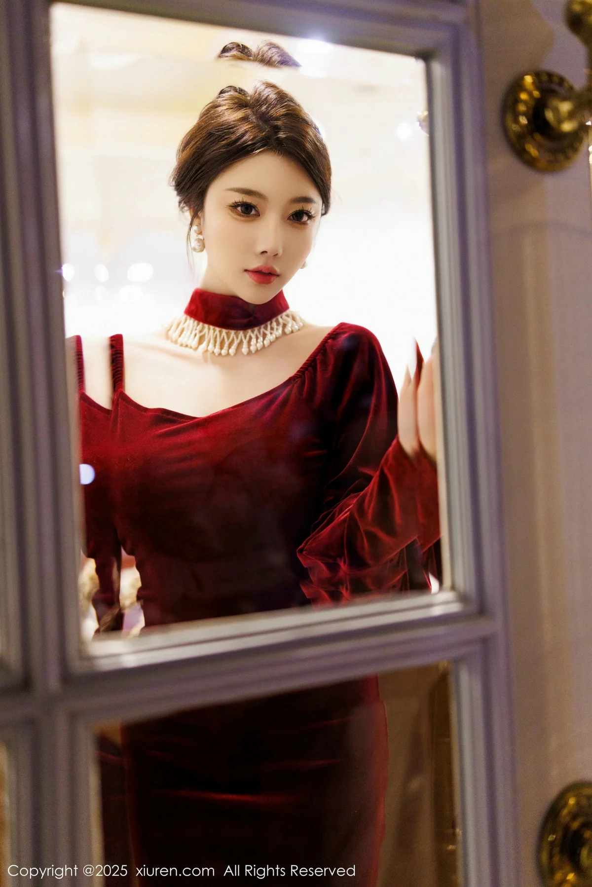 杨晨晨Yome性感深色旗袍+红色蕾丝内衣秀丰腴身材绝美写真 第 28 张