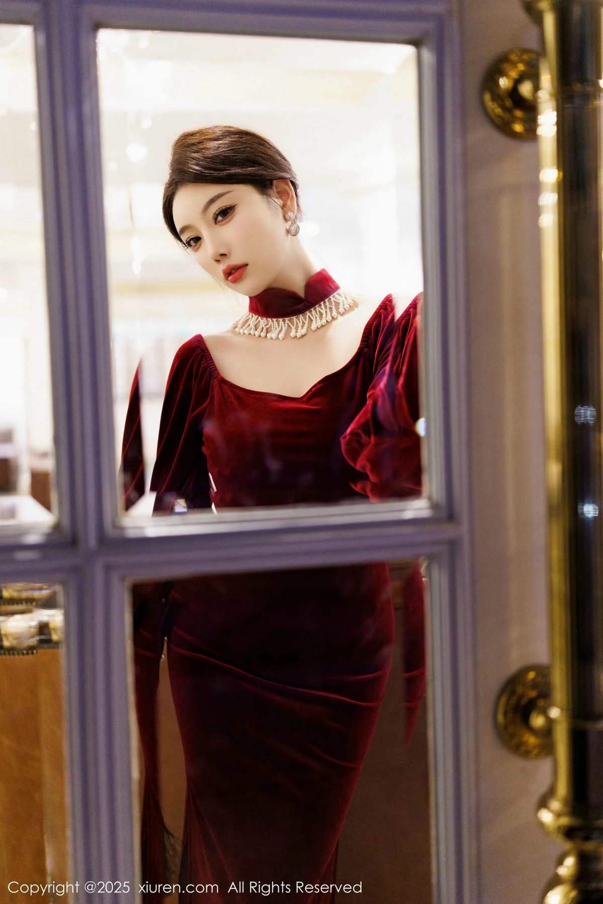 杨晨晨Yome性感深色旗袍+红色蕾丝内衣秀丰腴身材绝美写真 第 32 张