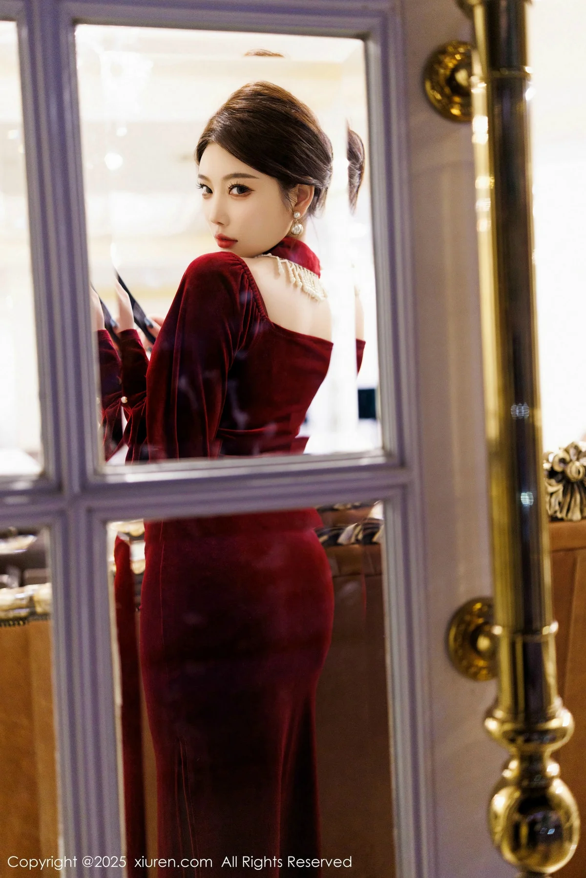 杨晨晨Yome性感深色旗袍+红色蕾丝内衣秀丰腴身材绝美写真 第 34 张