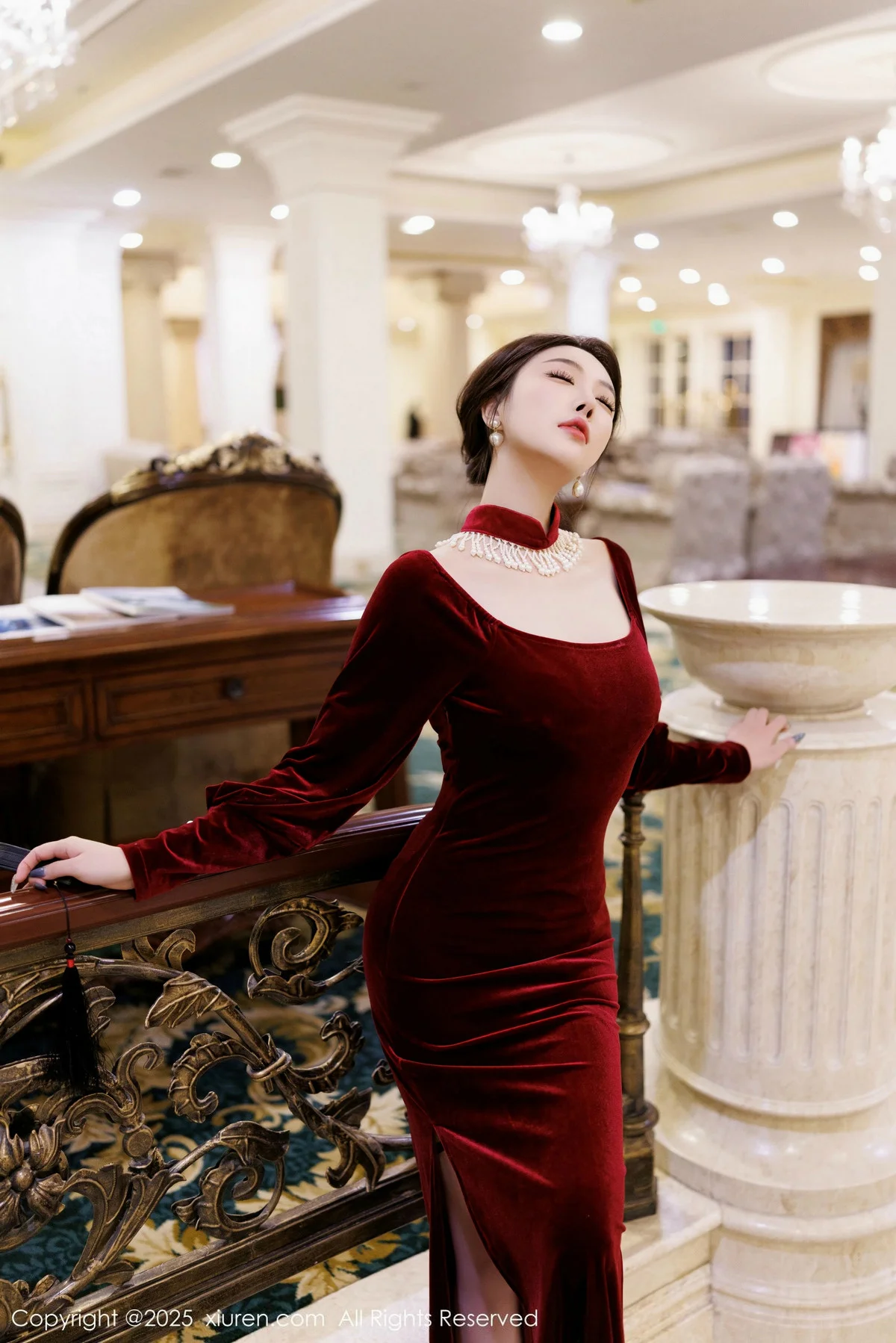 杨晨晨Yome性感深色旗袍+红色蕾丝内衣秀丰腴身材绝美写真 第 44 张