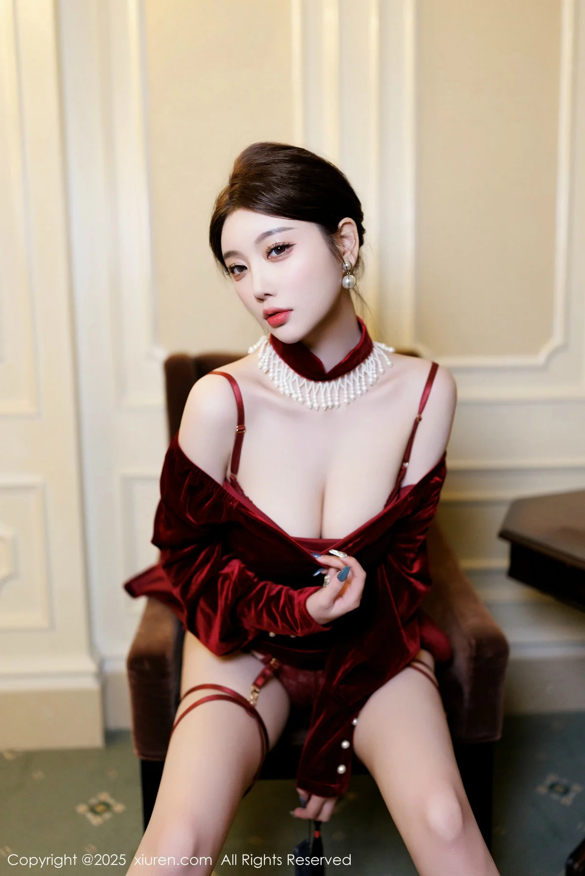 杨晨晨Yome性感深色旗袍+红色蕾丝内衣秀丰腴身材绝美写真 第 63 张