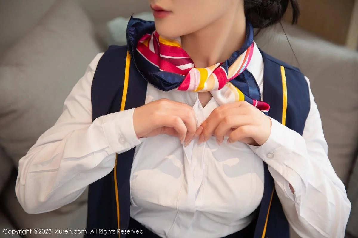 谭小灵性感空姐制服露暖灰色蕾丝内衣秀惹火身材绝美写真 第 10 张
