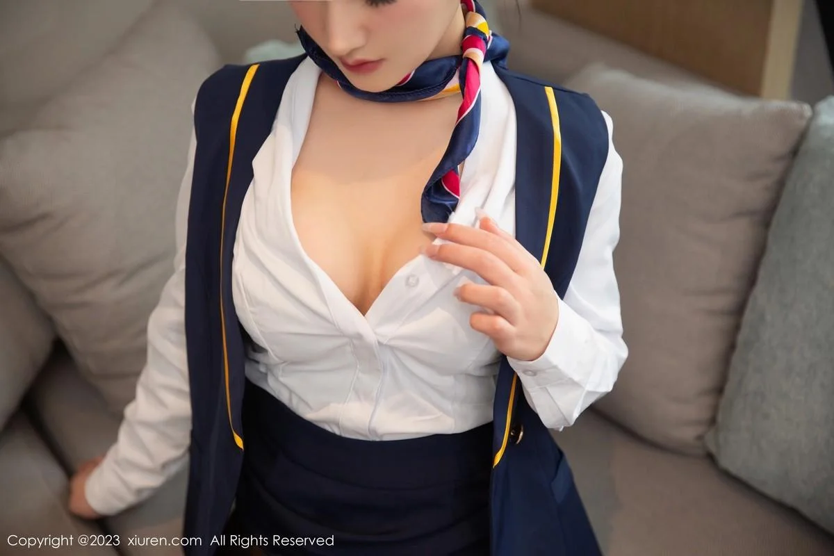 谭小灵性感空姐制服露暖灰色蕾丝内衣秀惹火身材绝美写真 第 11 张