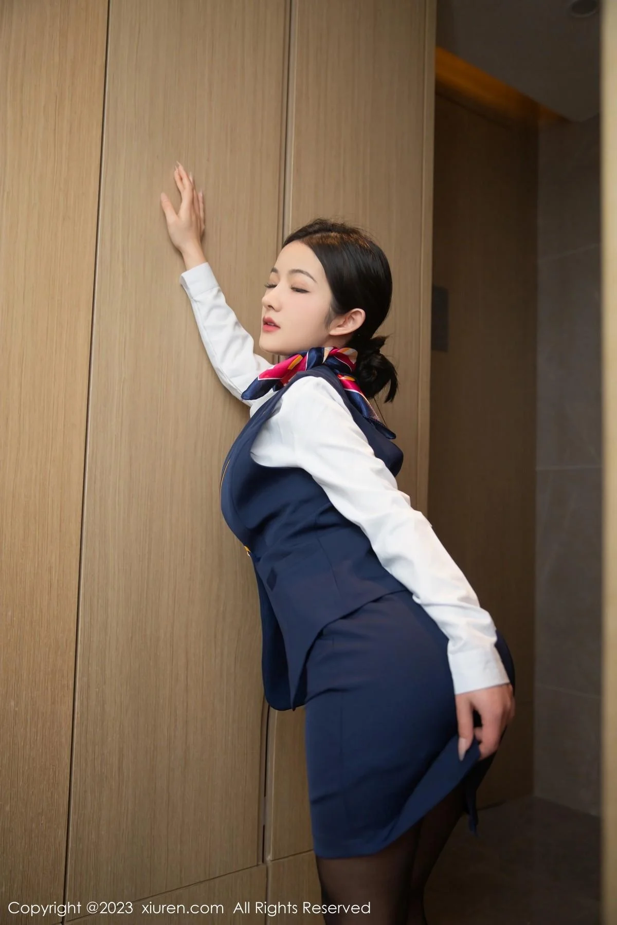 谭小灵性感空姐制服露暖灰色蕾丝内衣秀惹火身材绝美写真 第 3 张