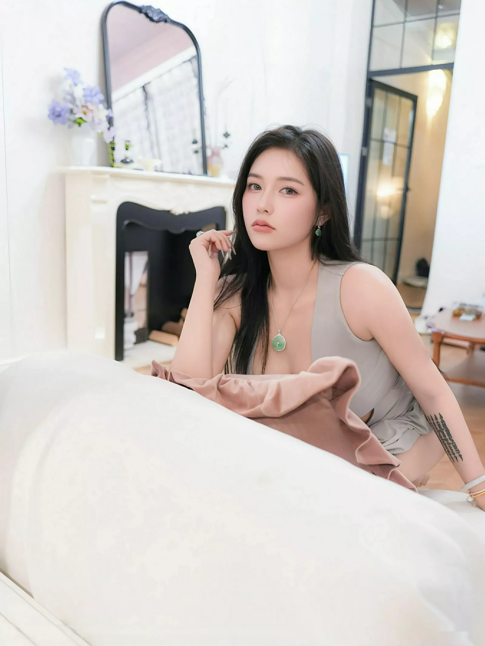 娜比私房性感灰色长袍服饰半脱秀凹凸身材撩人绝美写真 第 23 张