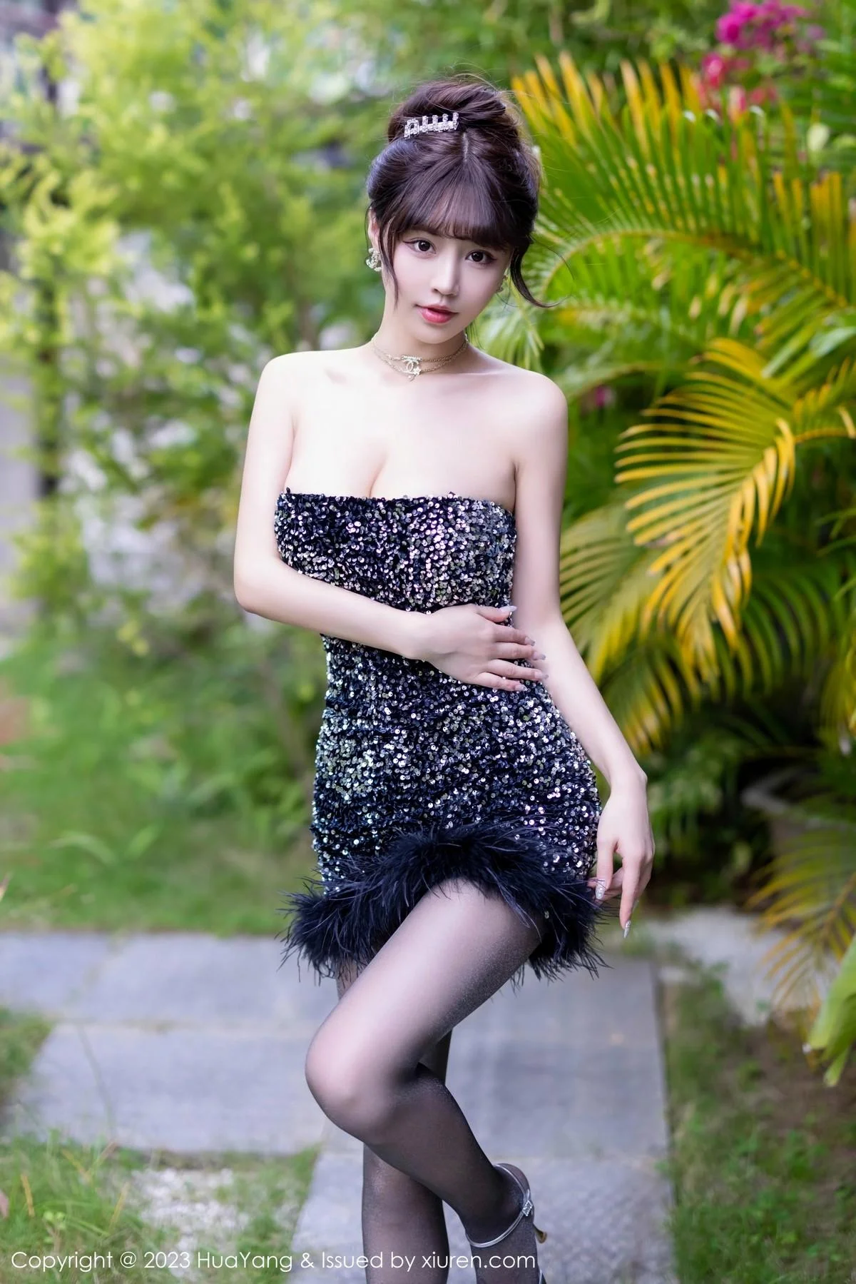 朱可儿Flora三亚旅拍深色露肩连衣短裙配超薄黑丝绝美写真 第 14 张