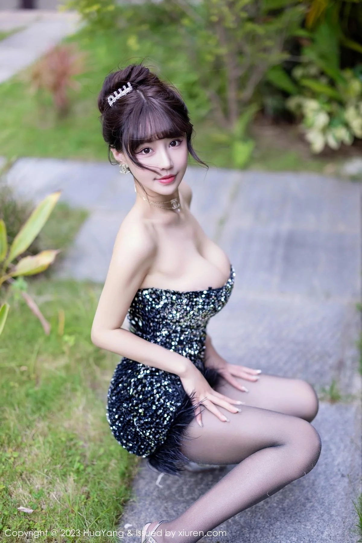 朱可儿Flora三亚旅拍深色露肩连衣短裙配超薄黑丝绝美写真 第 20 张