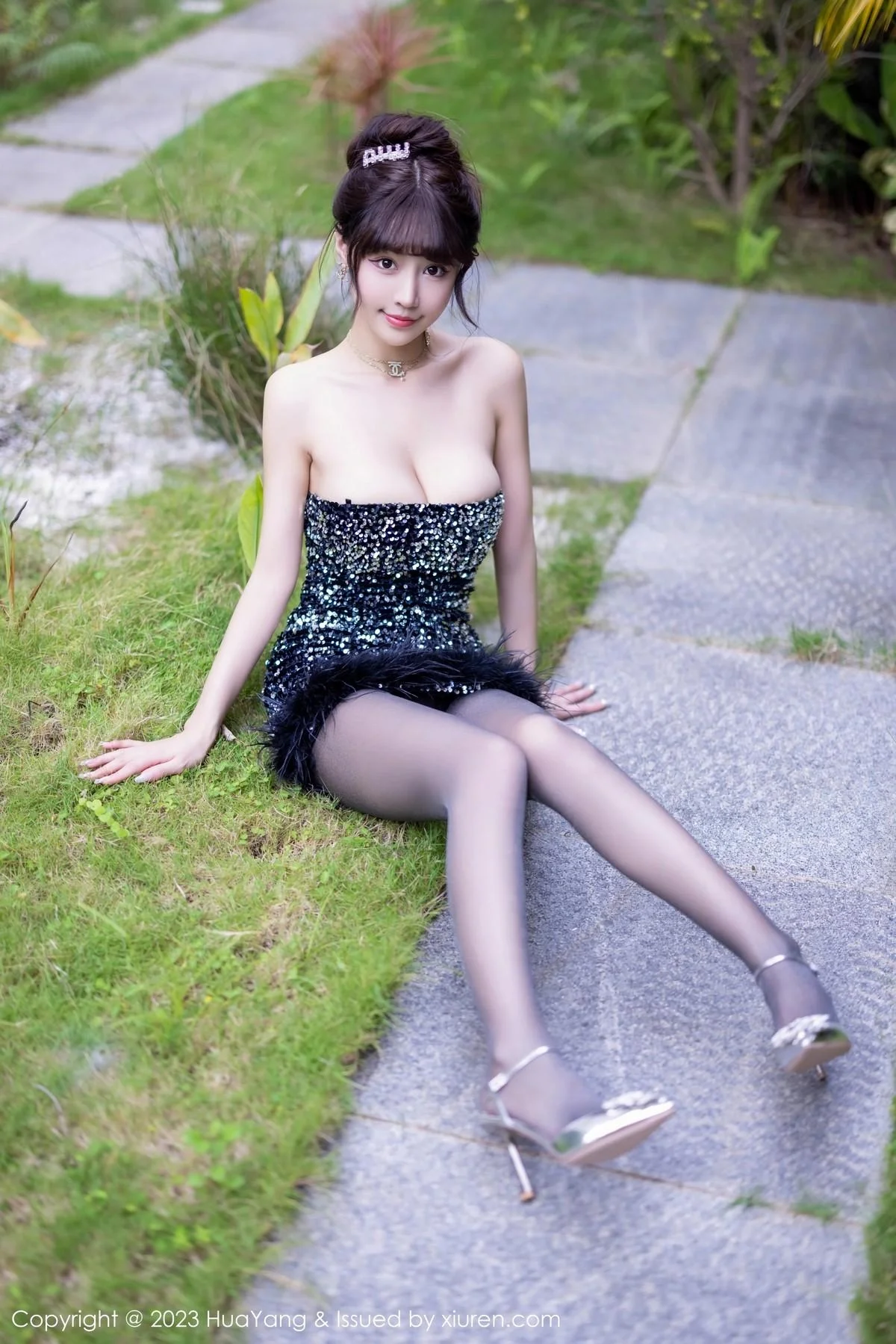 朱可儿Flora三亚旅拍深色露肩连衣短裙配超薄黑丝绝美写真 第 25 张