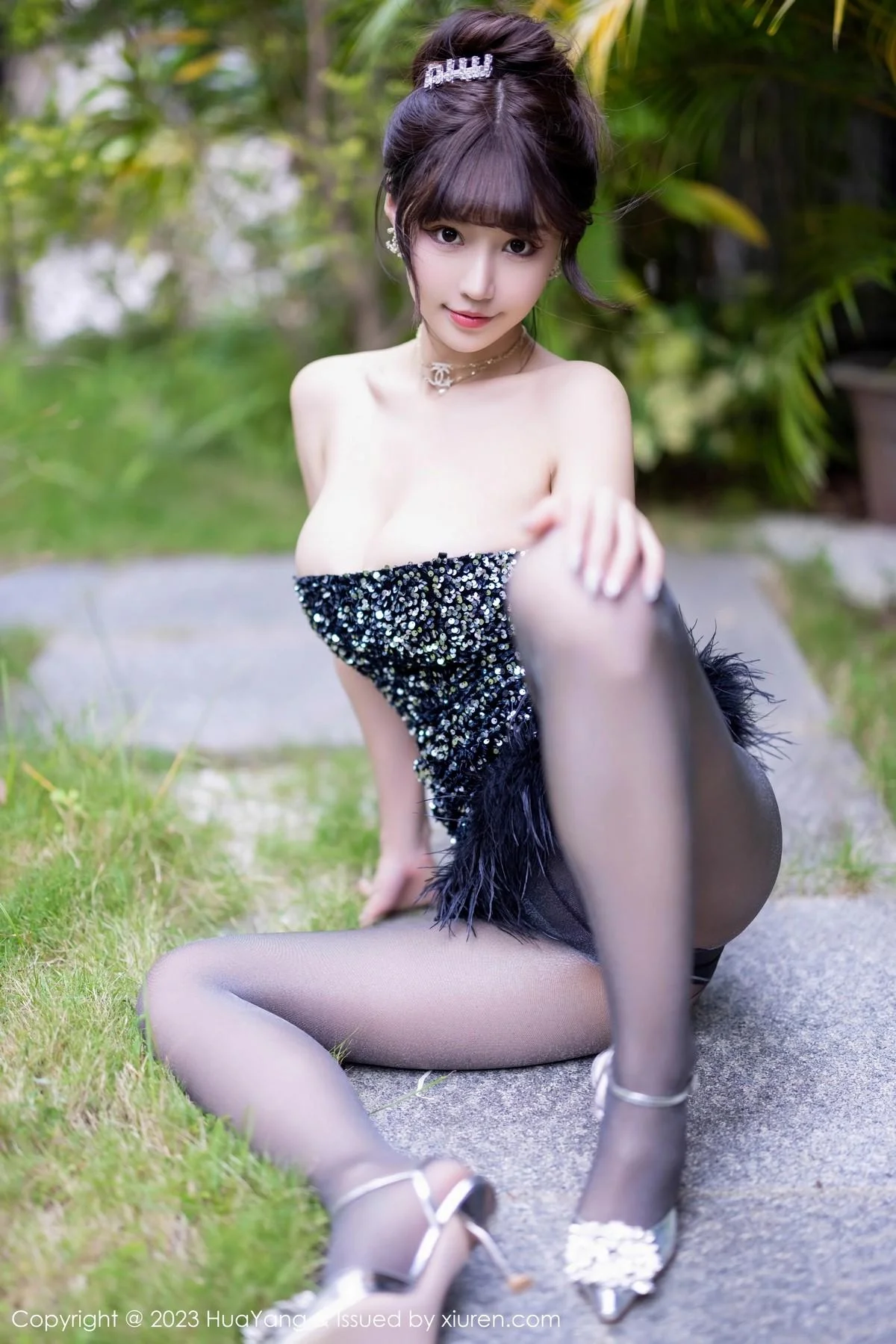 朱可儿Flora三亚旅拍深色露肩连衣短裙配超薄黑丝绝美写真 第 39 张