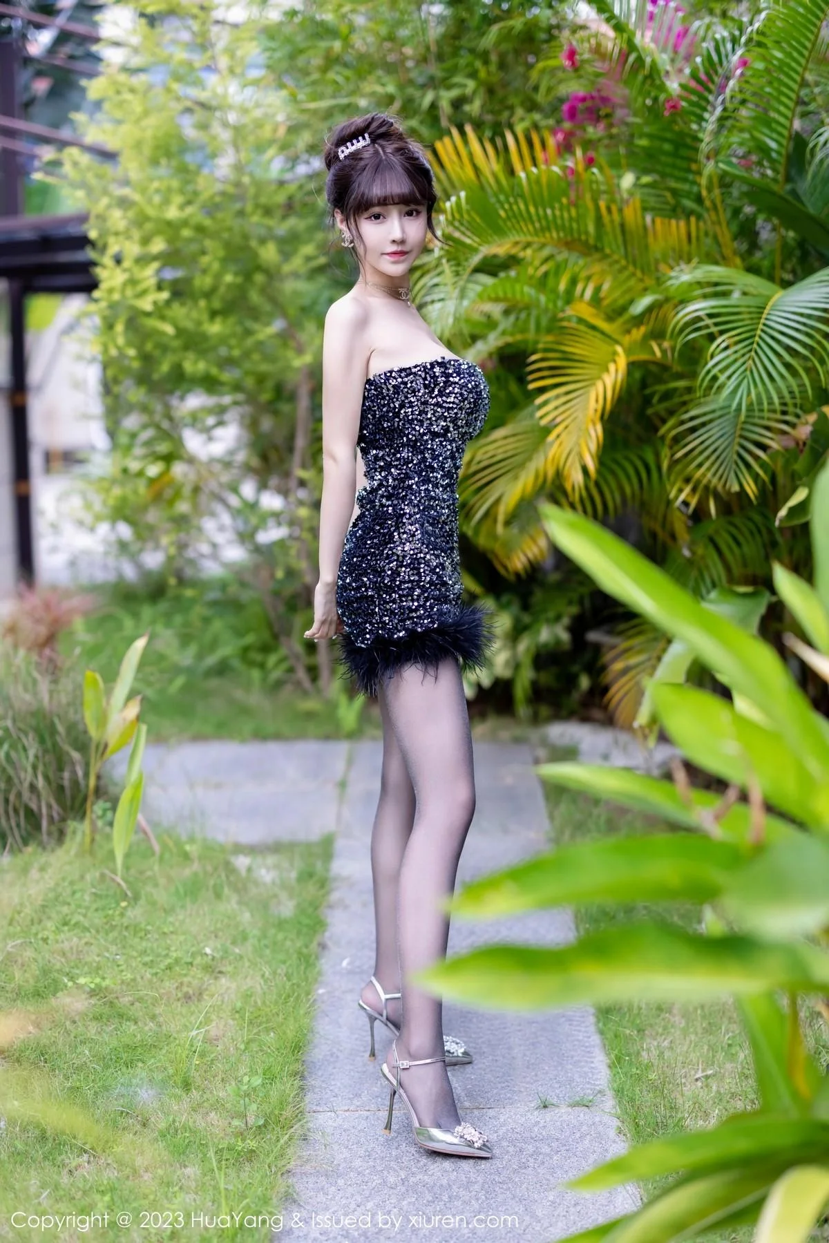 朱可儿Flora三亚旅拍深色露肩连衣短裙配超薄黑丝绝美写真 第 6 张