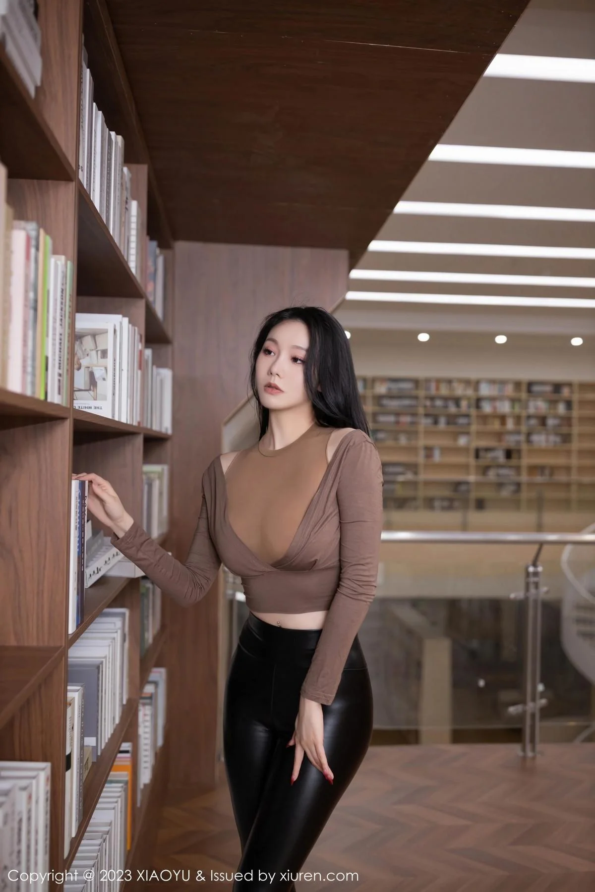 安然anran性感咖啡色上衣配黑色皮长裤秀完美身材绝美写真 第 1 张