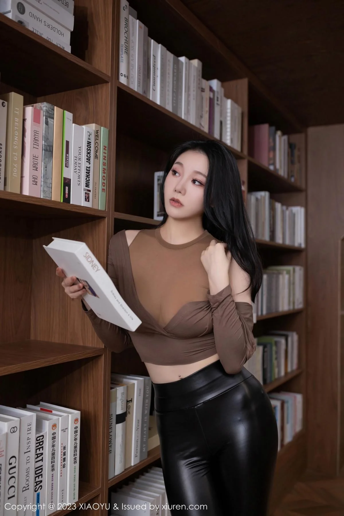 安然anran性感咖啡色上衣配黑色皮长裤秀完美身材绝美写真 第 3 张