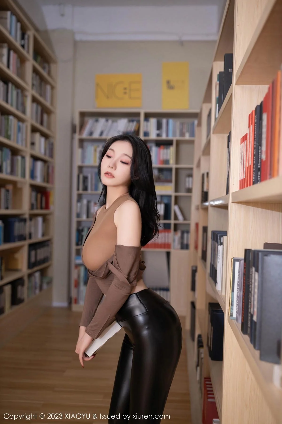 安然anran性感咖啡色上衣配黑色皮长裤秀完美身材绝美写真 第 7 张
