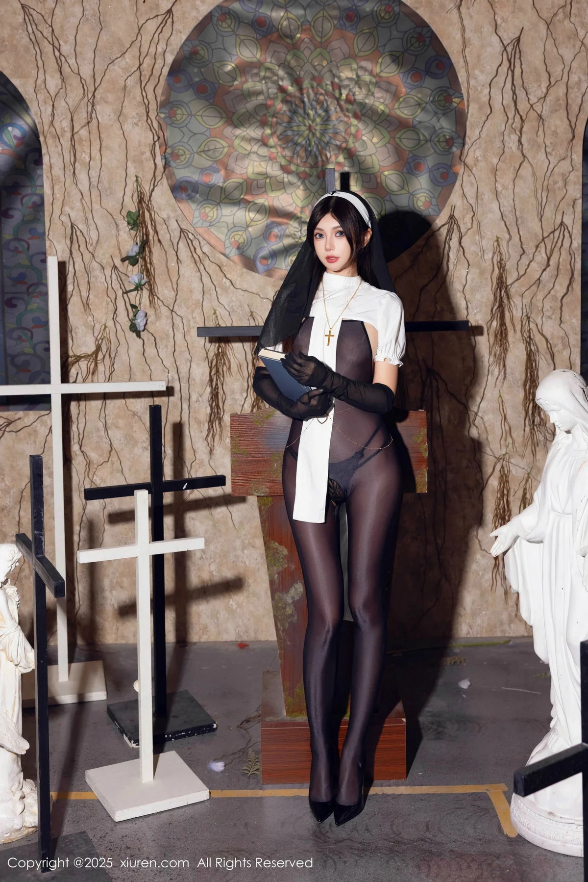 绮里嘉ula性感修女服饰配超薄连体黑丝秀完美身材绝美写真 第 19 张