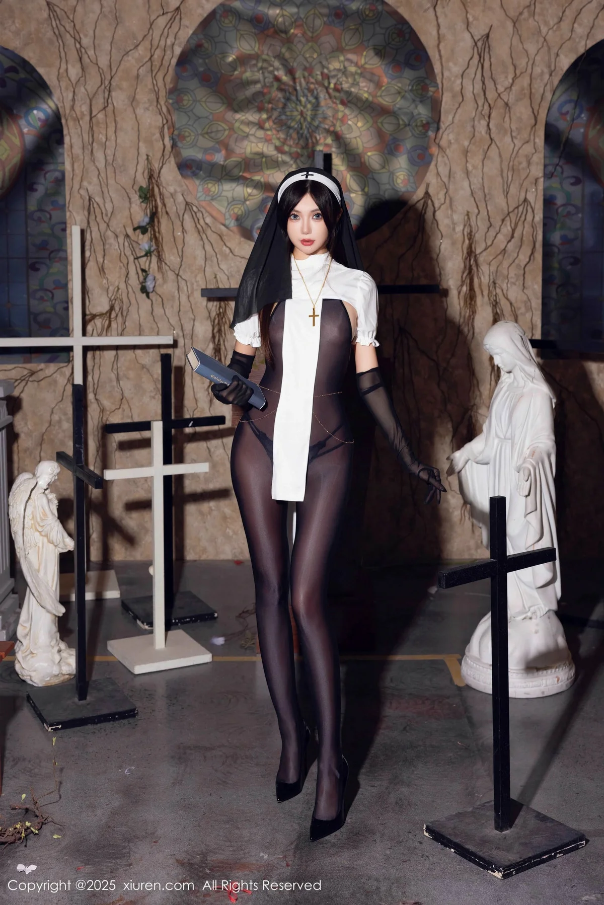 绮里嘉ula性感修女服饰配超薄连体黑丝秀完美身材绝美写真 第 2 张