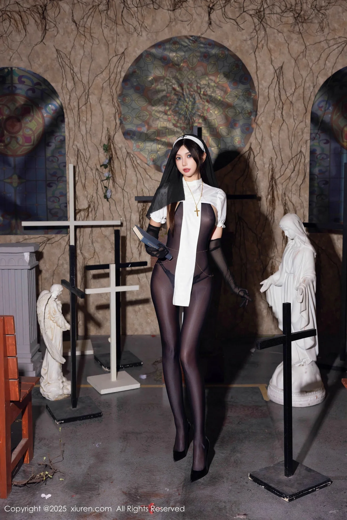 绮里嘉ula性感修女服饰配超薄连体黑丝秀完美身材绝美写真 第 3 张