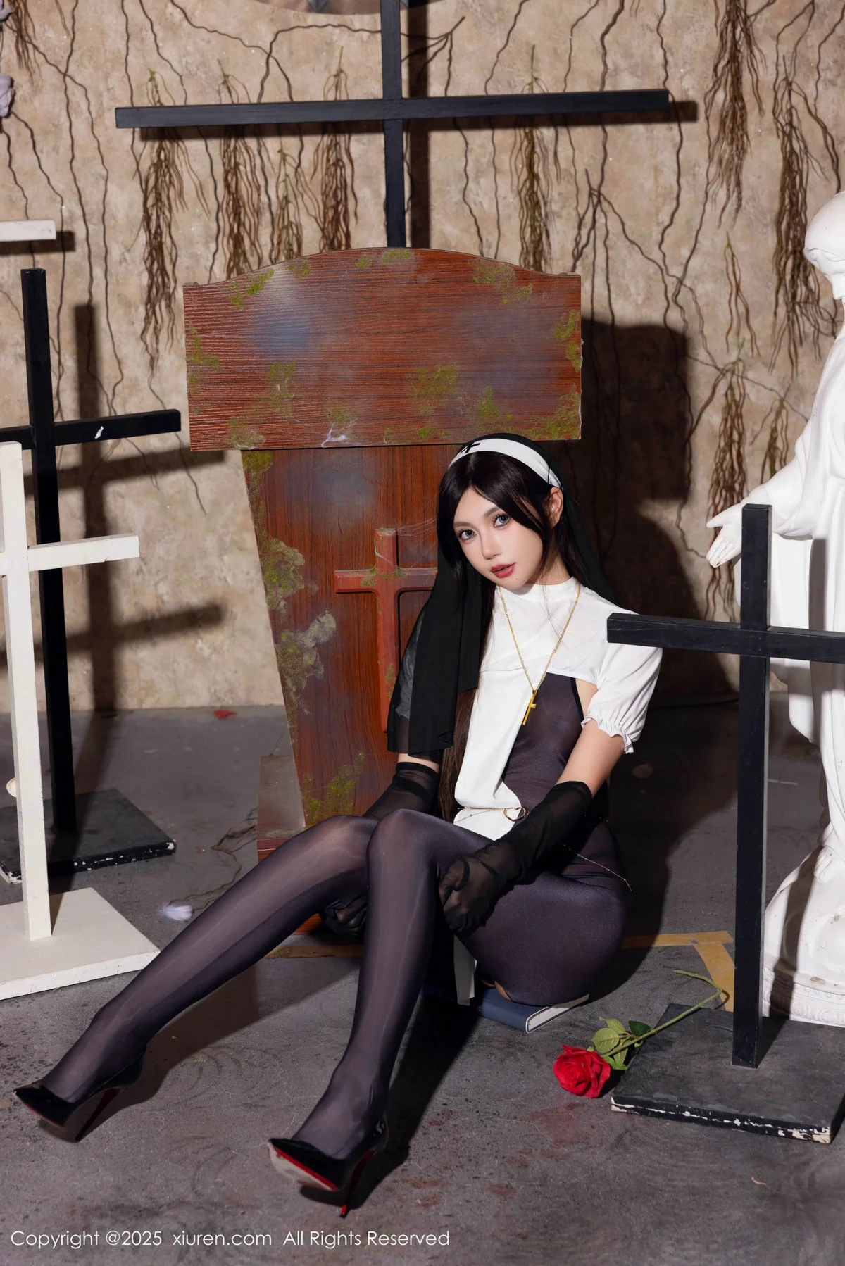 绮里嘉ula性感修女服饰配超薄连体黑丝秀完美身材绝美写真 第 32 张