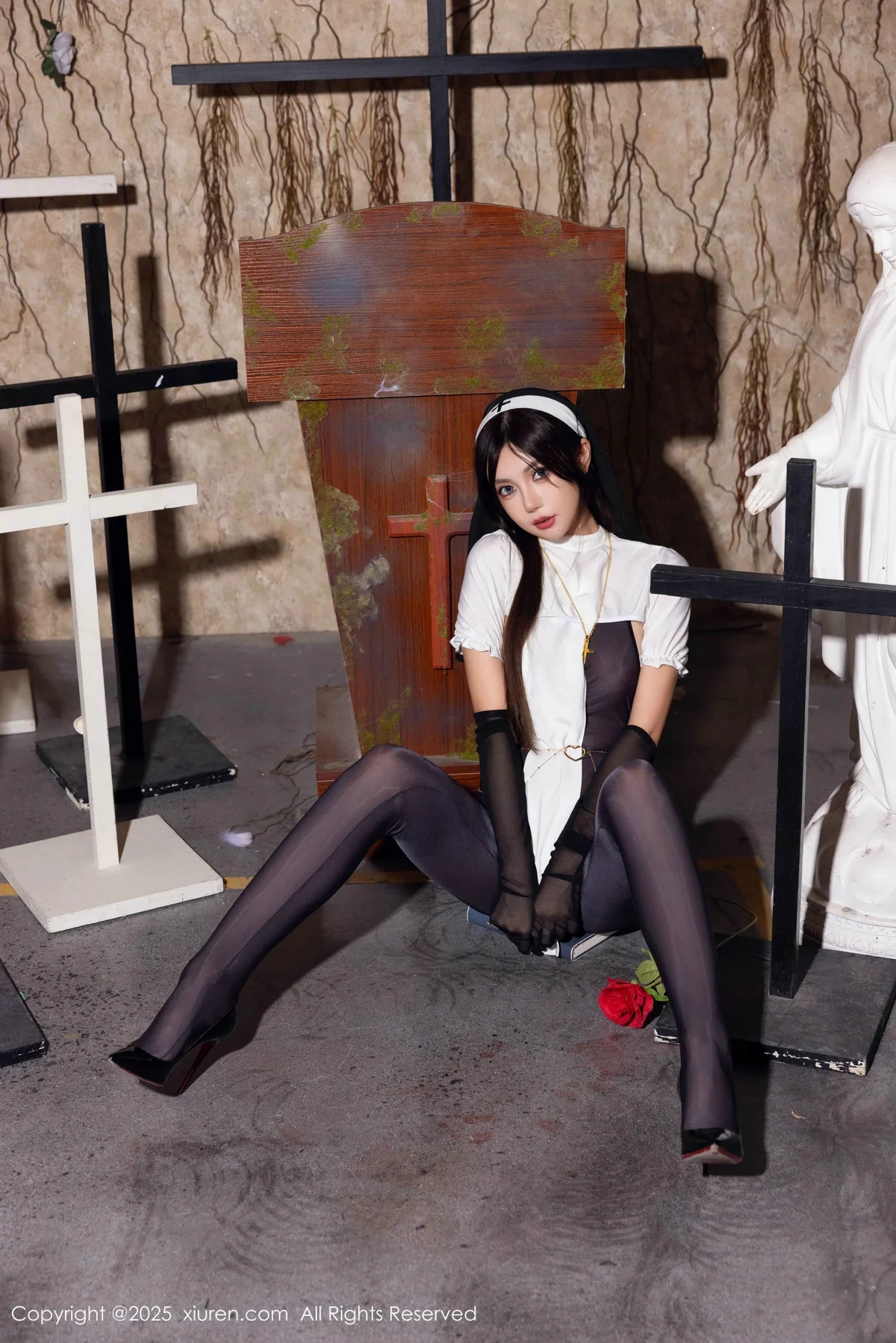绮里嘉ula性感修女服饰配超薄连体黑丝秀完美身材绝美写真 第 35 张